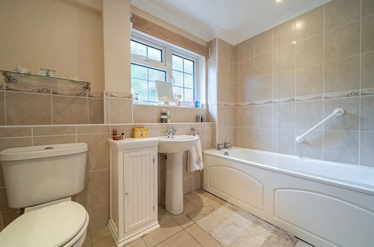 Clearsprings, Lightwater, Surrey, GU18 5YJ, photo 9