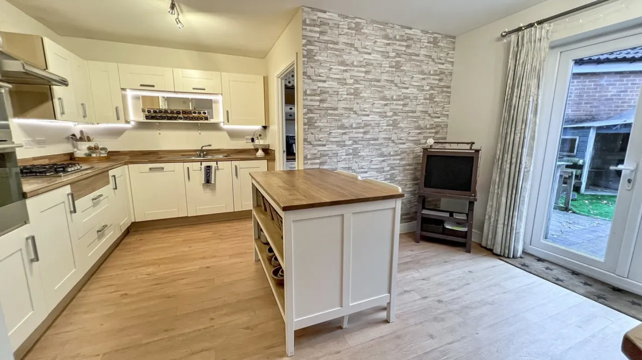 Swaledale Road, Warminster, photo 6