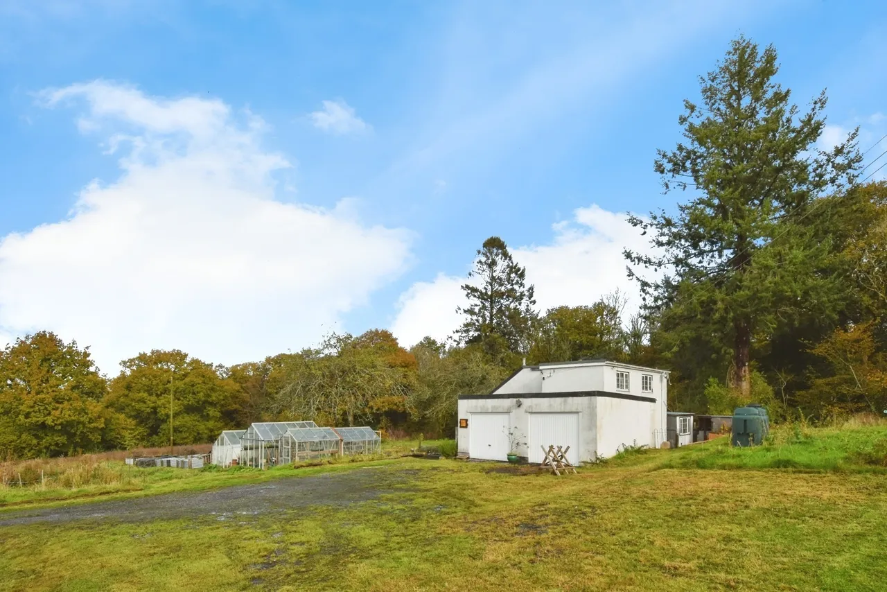 Maesquarre Road, Betws, SA18, photo 18