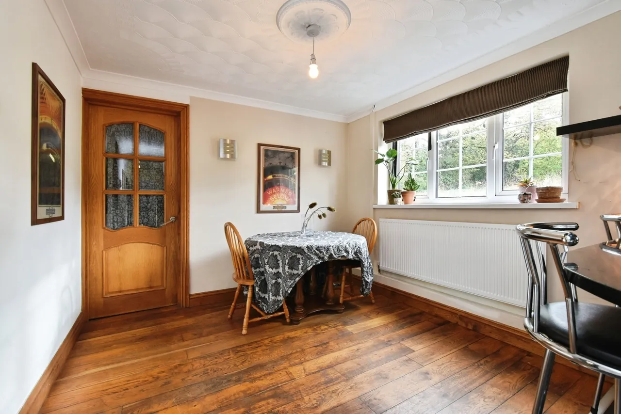 Maesquarre Road, Betws, SA18, photo 15