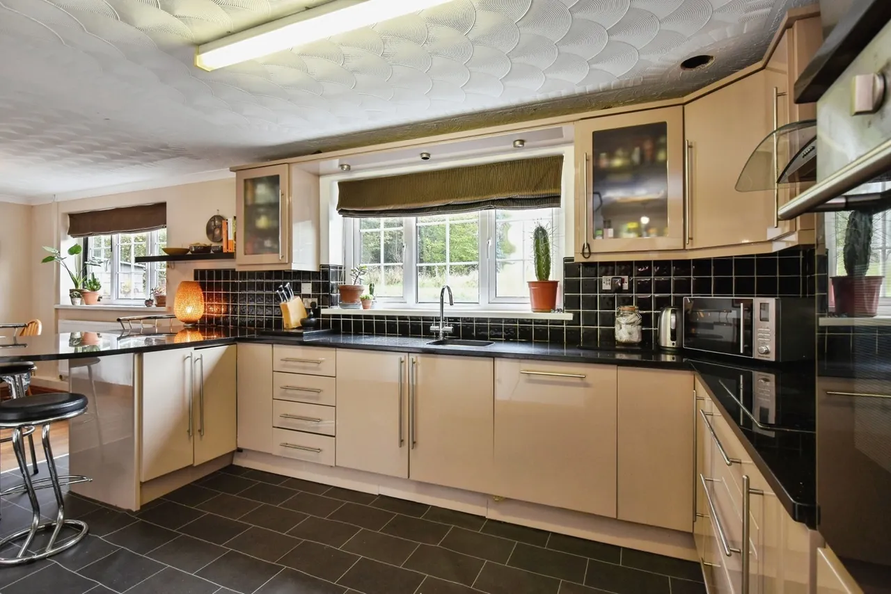 Maesquarre Road, Betws, SA18, photo 8