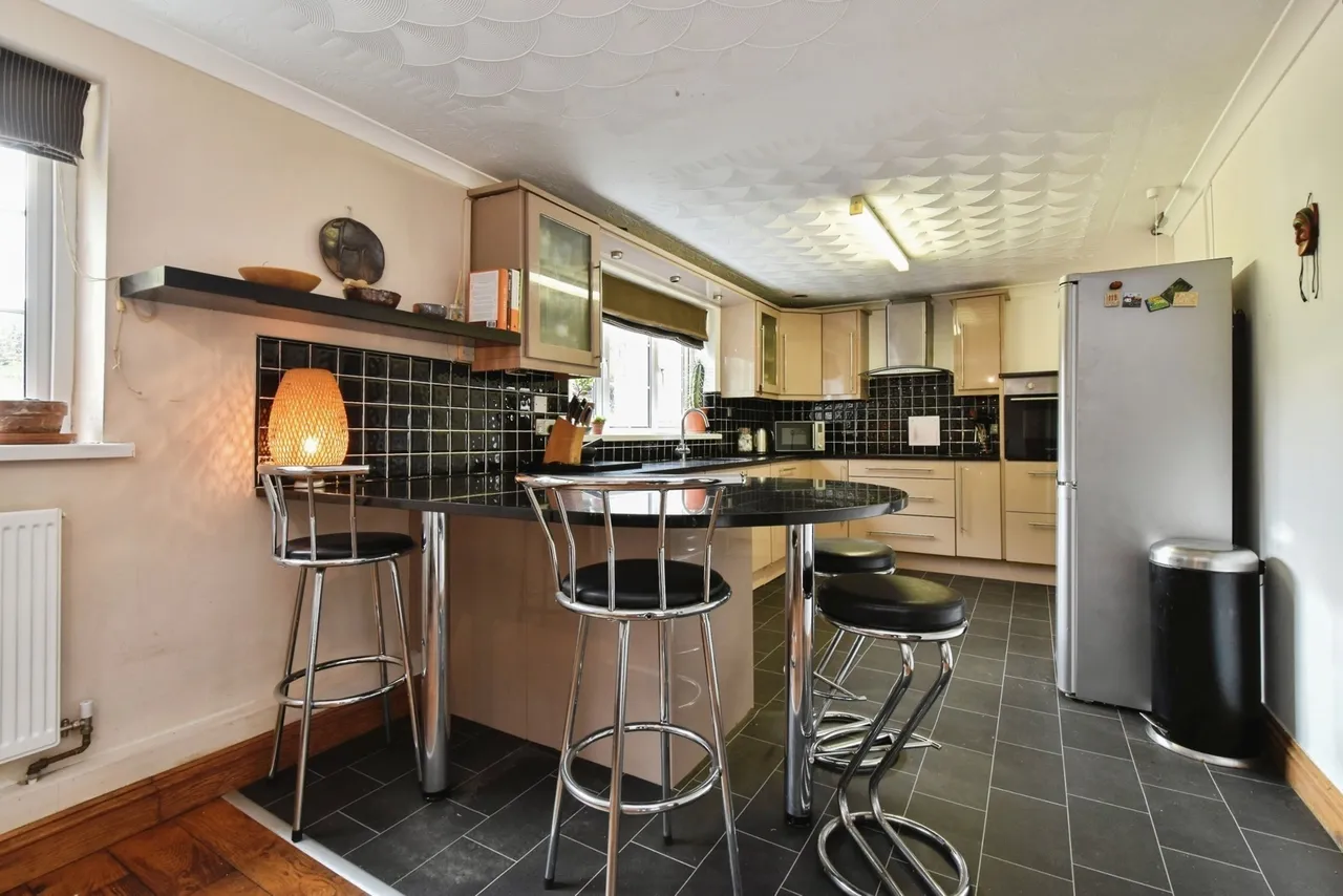 Maesquarre Road, Betws, SA18, photo 9
