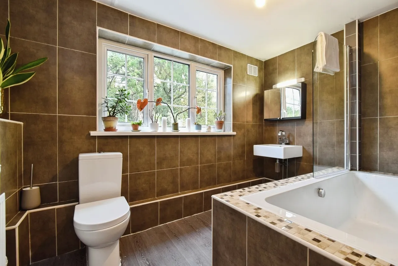 Maesquarre Road, Betws, SA18, photo 21