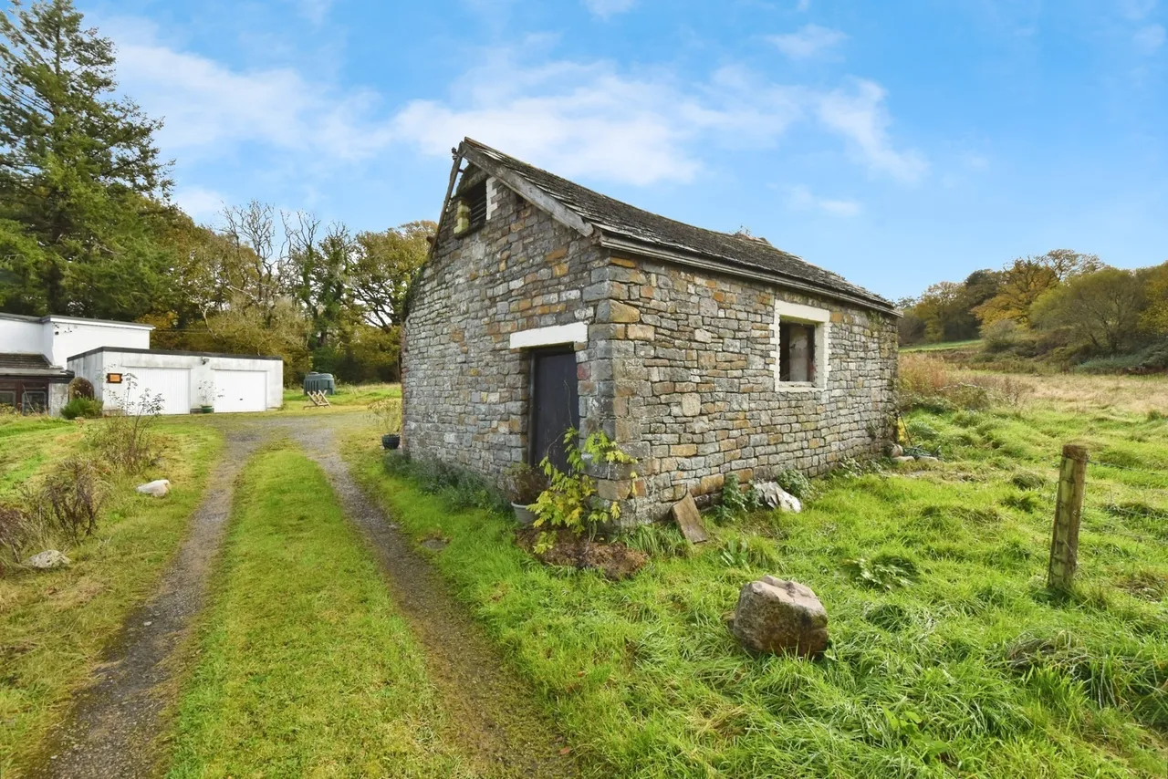 Maesquarre Road, Betws, SA18, photo 10