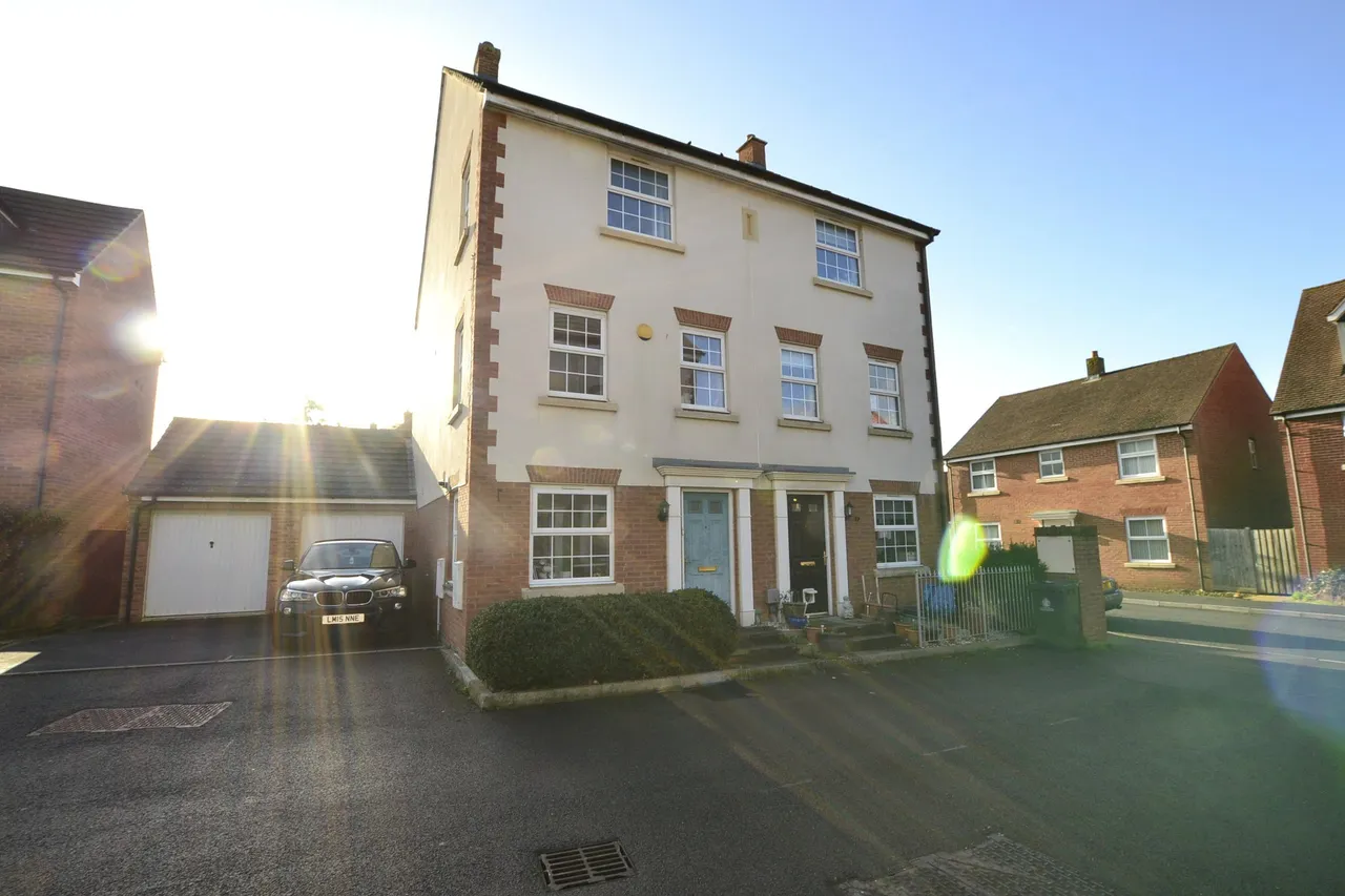 4 bed house to rent — Mona Avenue Kingsway, Quedgeley, GL2 2ET