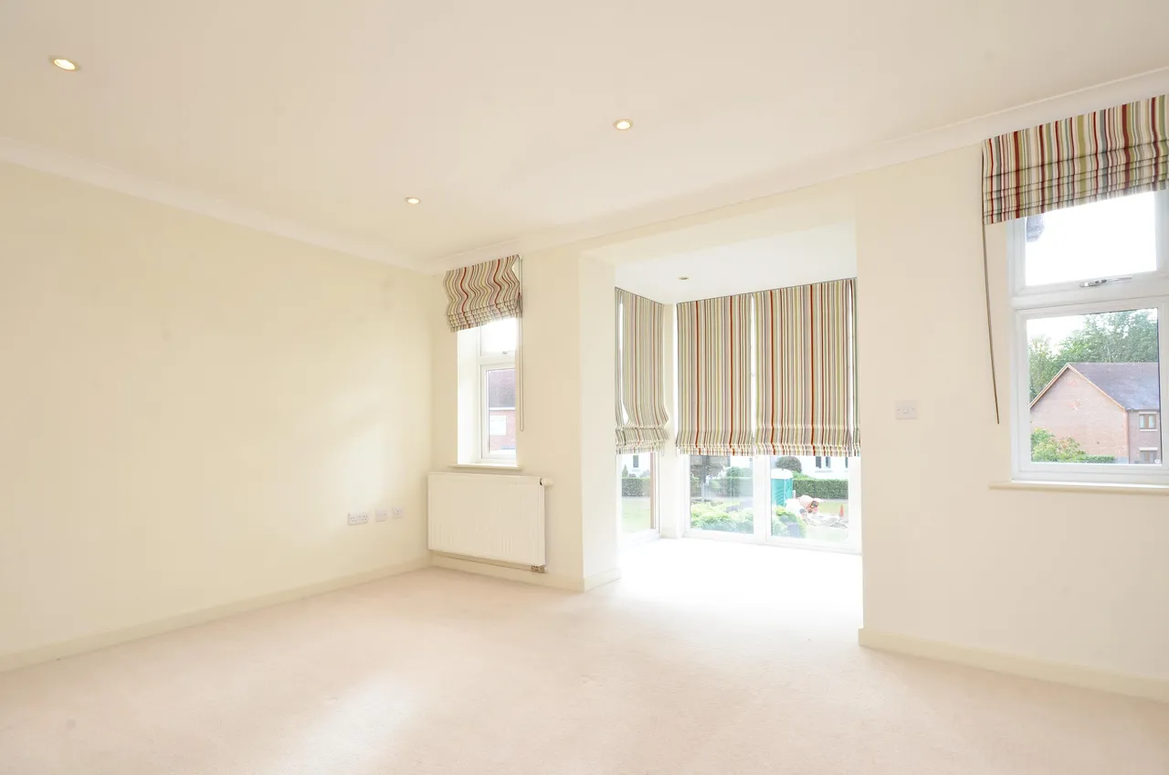 1 Lakeside Drive, Chobham, photo 7
