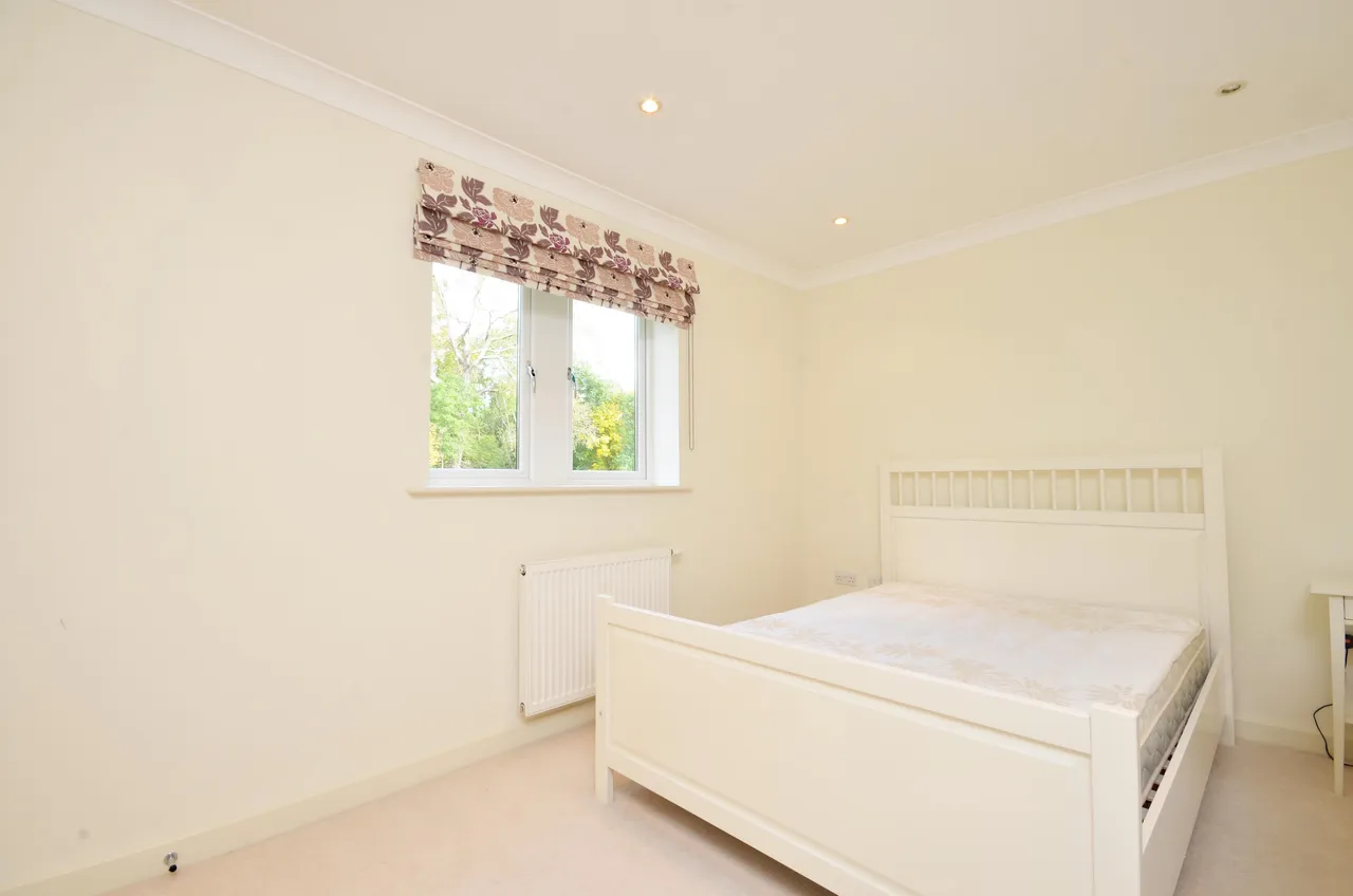 1 Lakeside Drive, Chobham, photo 4