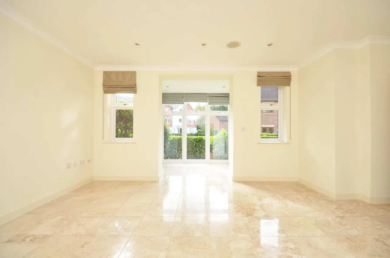 1 Lakeside Drive, Chobham, photo 2