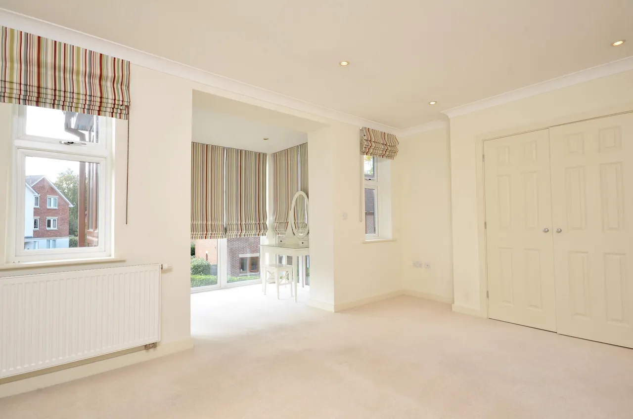 1 Lakeside Drive, Chobham, photo 9