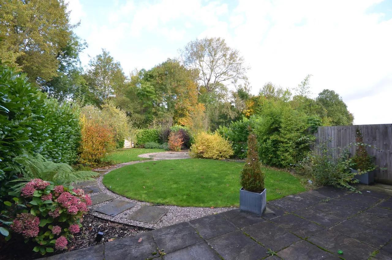 1 Lakeside Drive, Chobham, photo 6