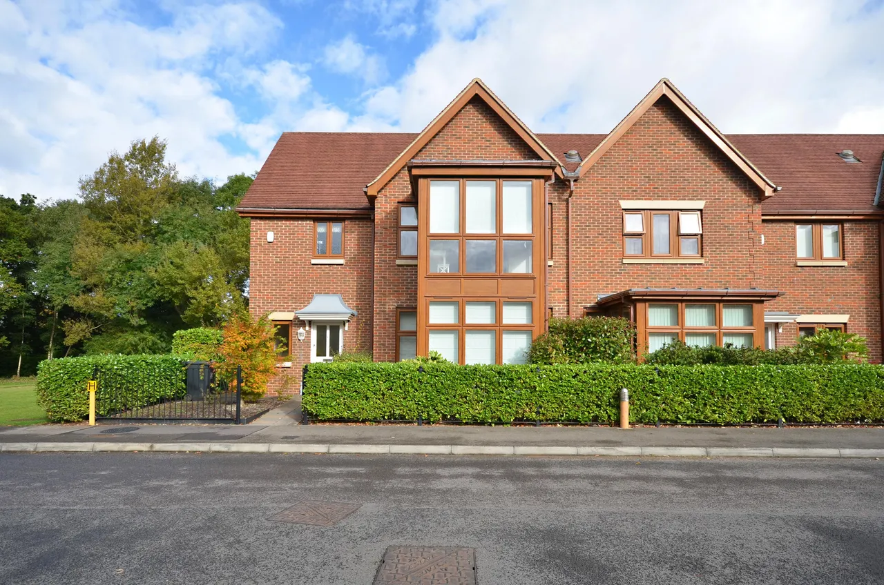 3 bed house for sale — 1 Lakeside Drive, Chobham