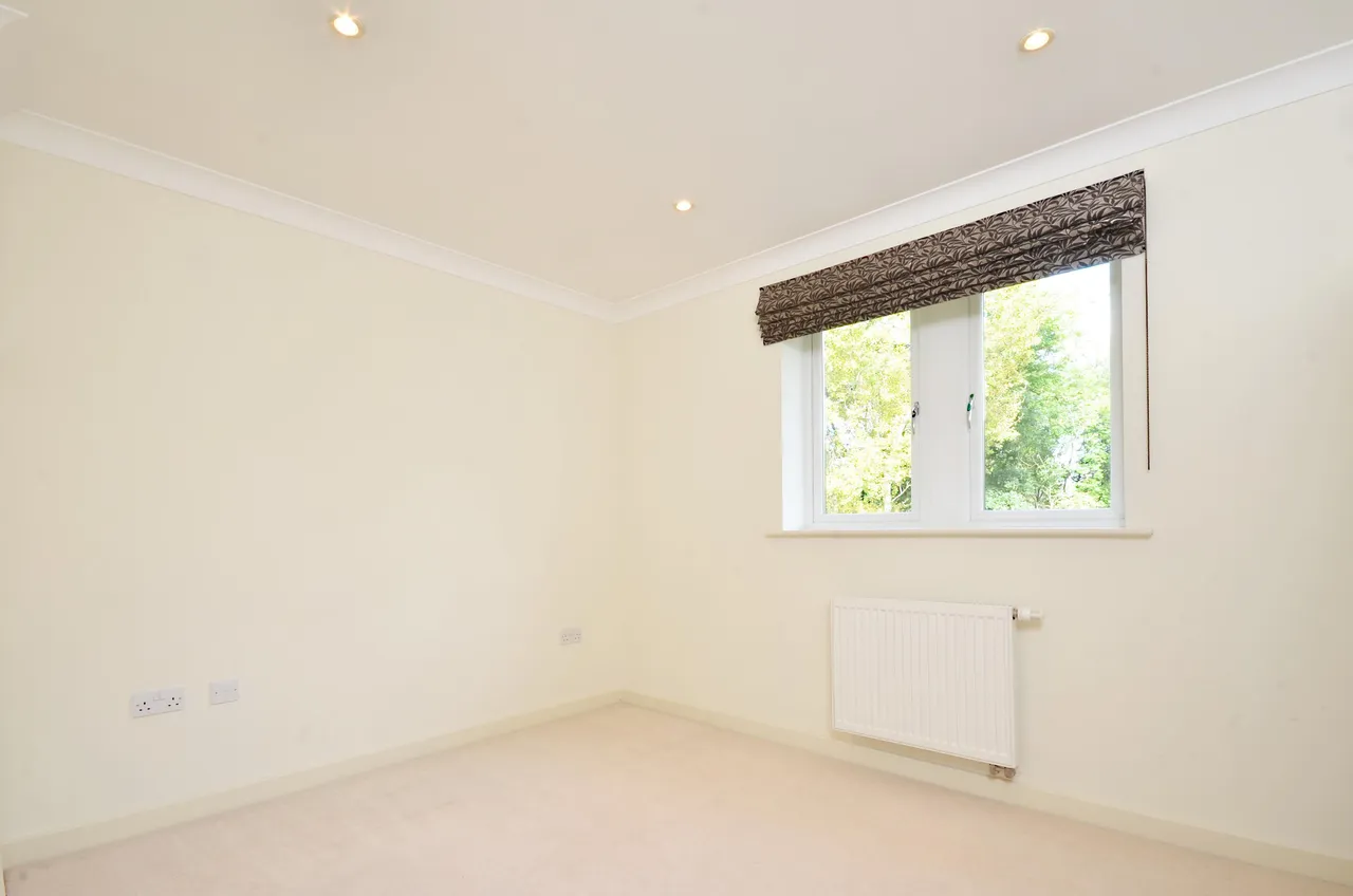 1 Lakeside Drive, Chobham, photo 8