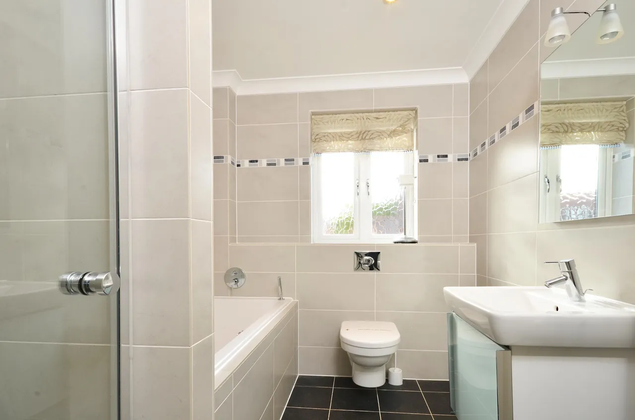 1 Lakeside Drive, Chobham, photo 5