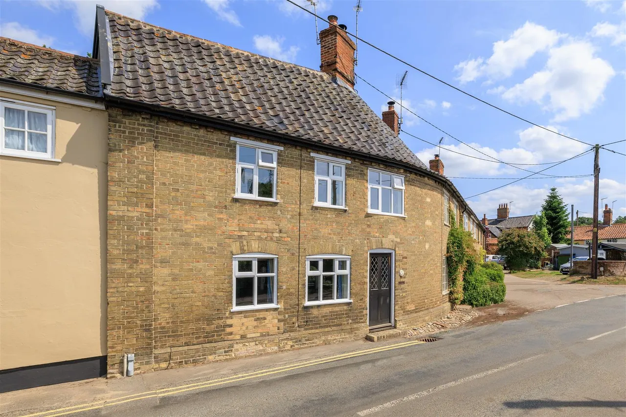 2 bed house for sale, The Street, Holton, IP19