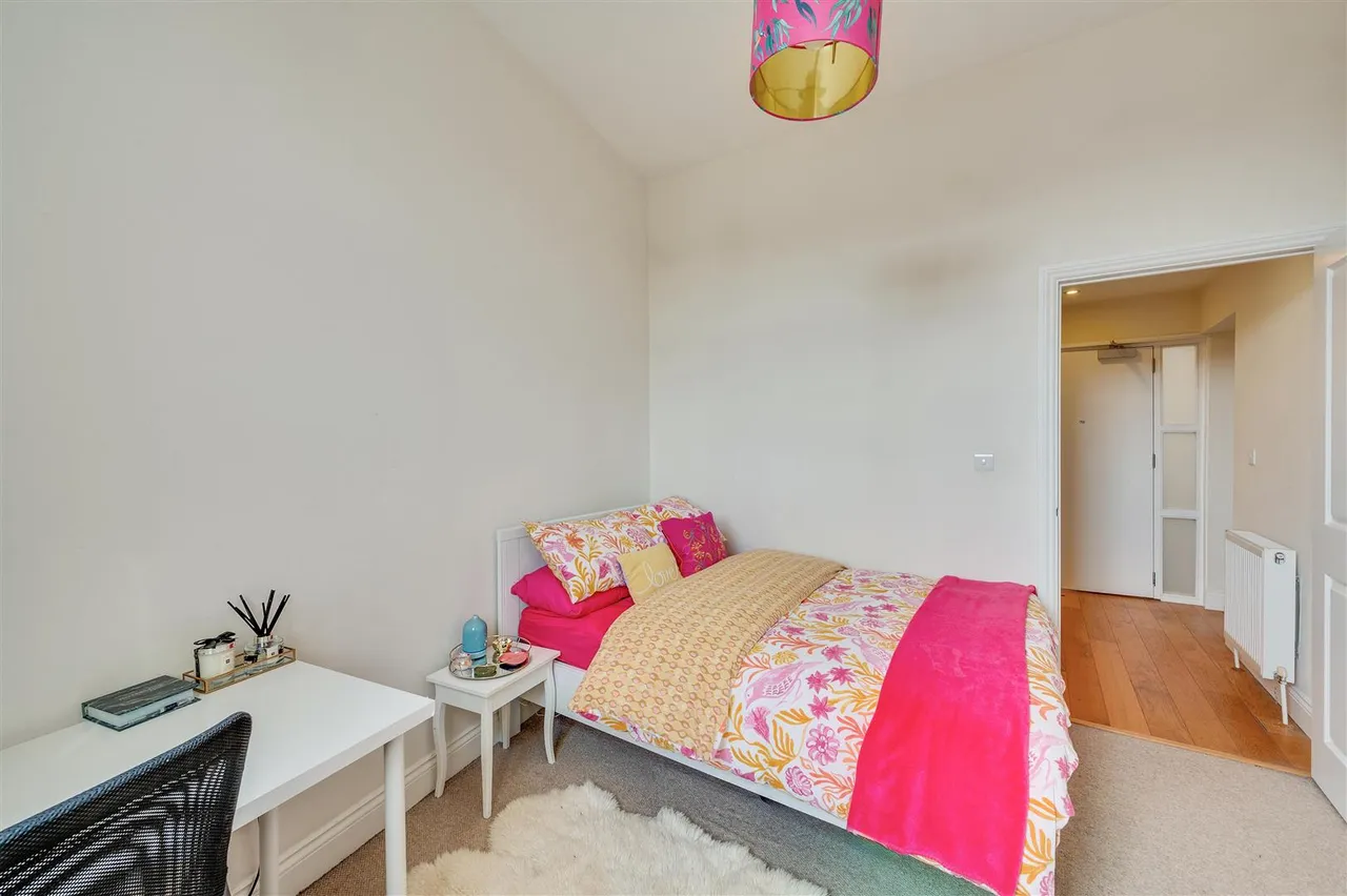 Cooper Road, London, NW10, photo 10