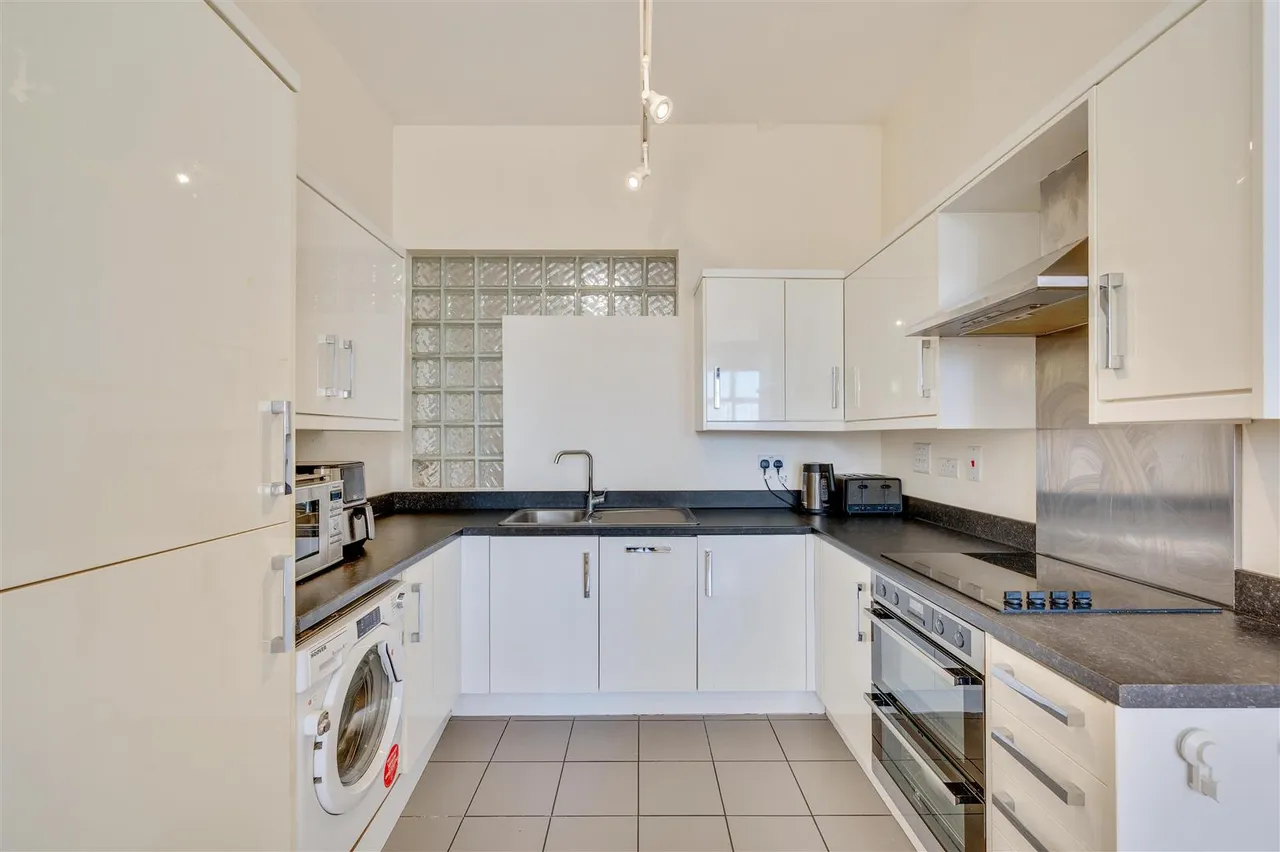 Cooper Road, London, NW10, photo 6