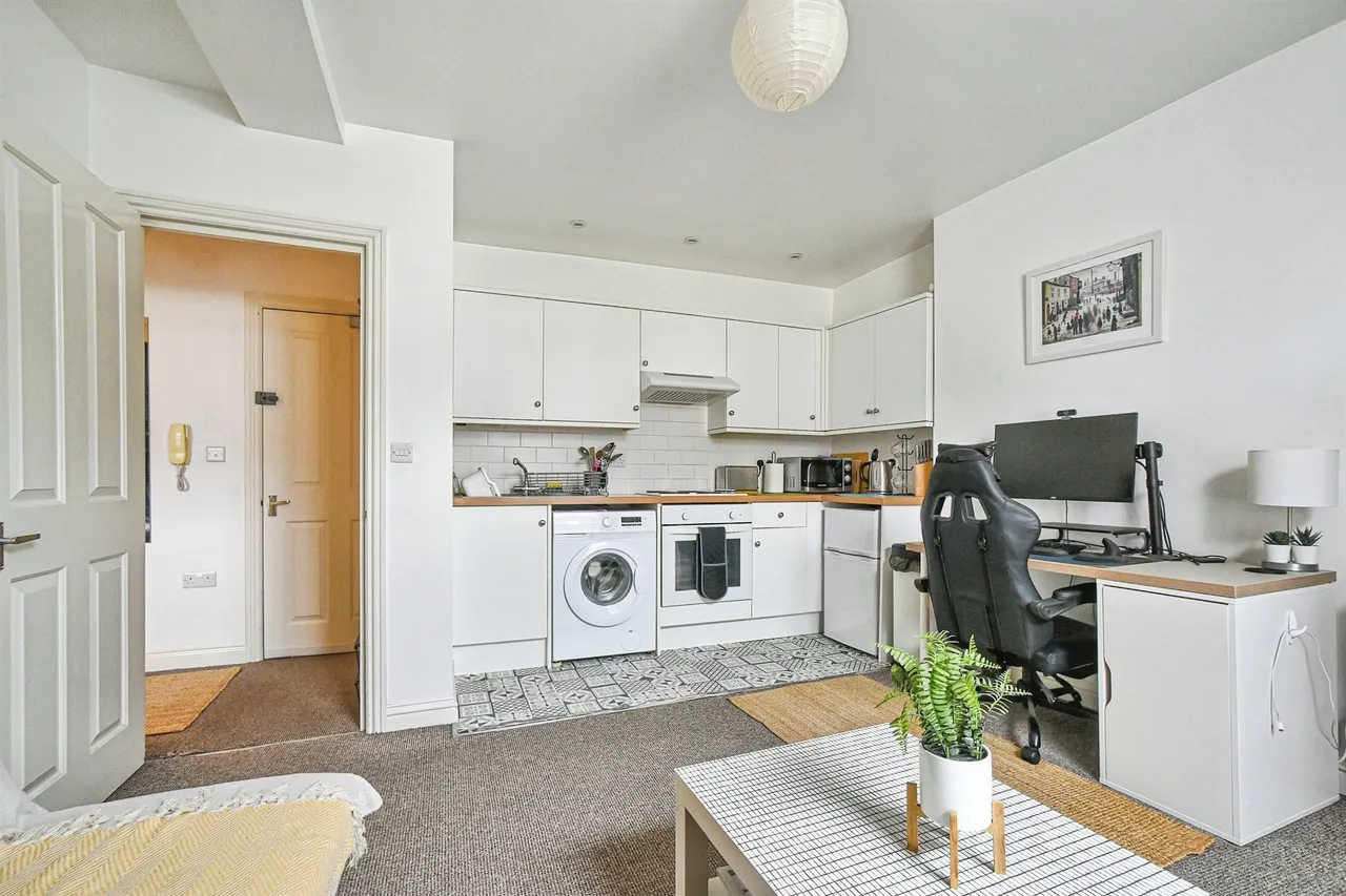 High Street, Calne, SN11, photo 6