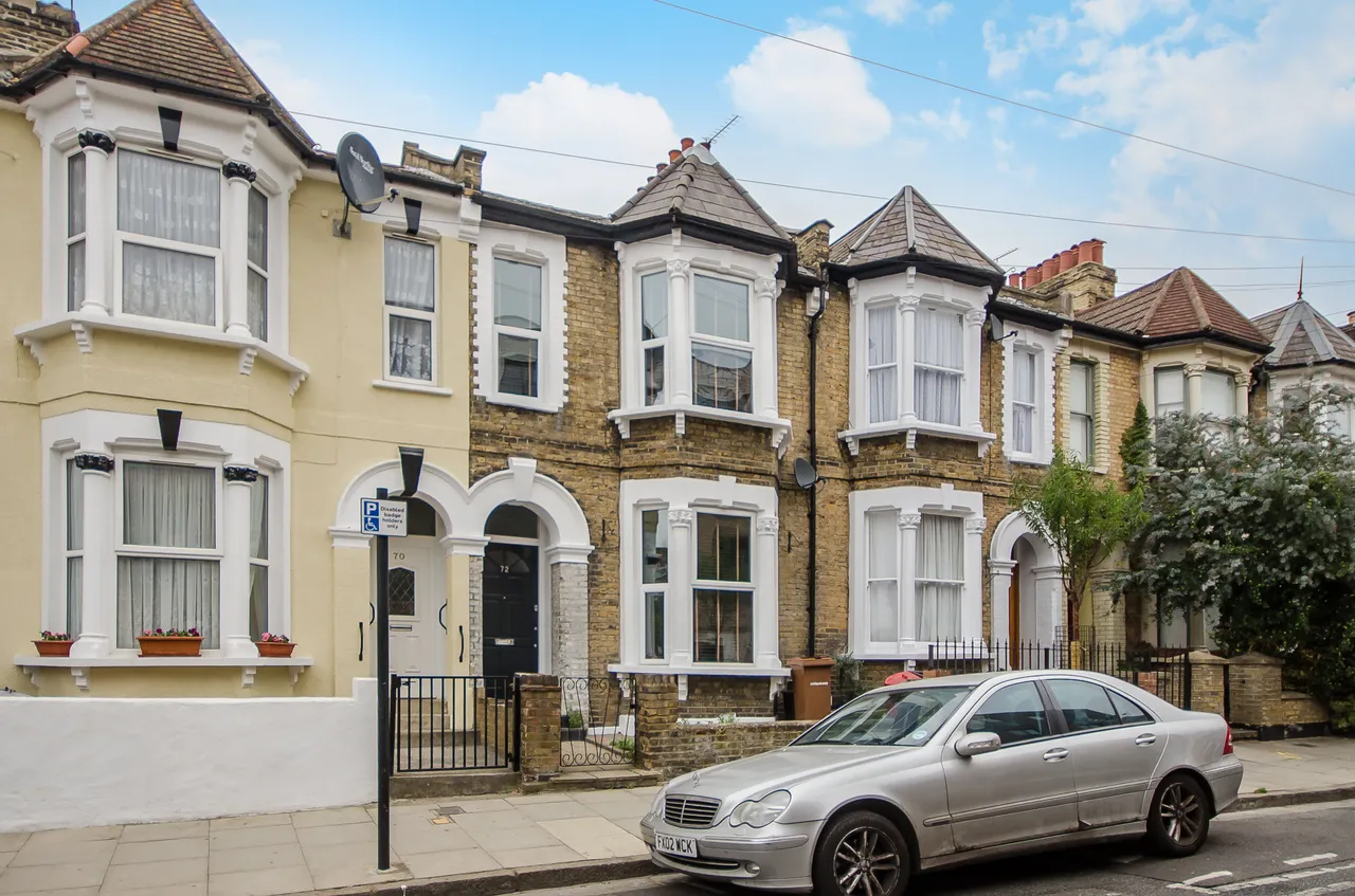 4 bed house to rent — 72 Pellerin Road, London