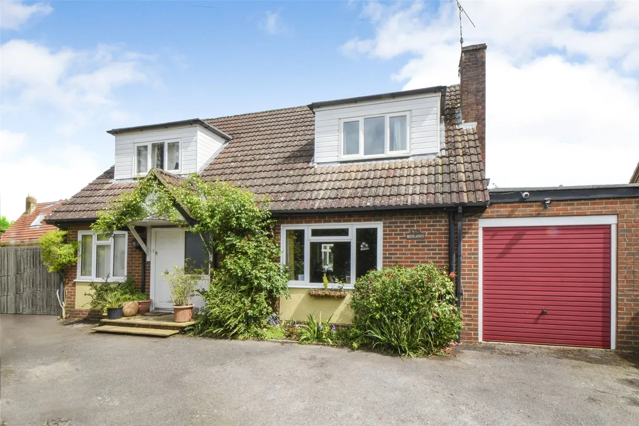 4 bed house for sale — Reading Road, Hook, Hampshire, RG27 9EA