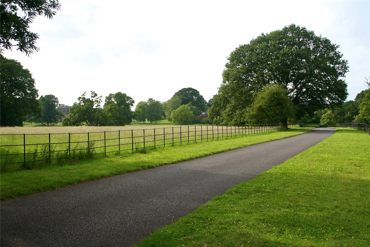 South Drive, Sandhill Park, Bishops Lydeard, Taunton, TA4 3DQ, photo 4