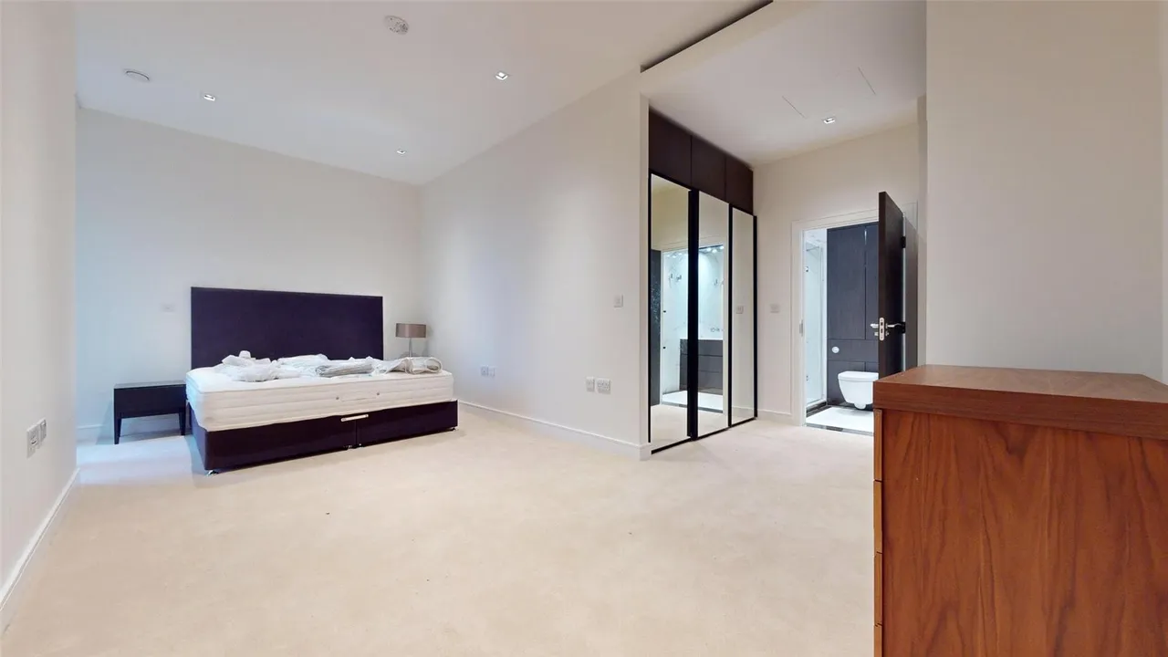 Kew Bridge Road, Brentford, TW8, photo 4