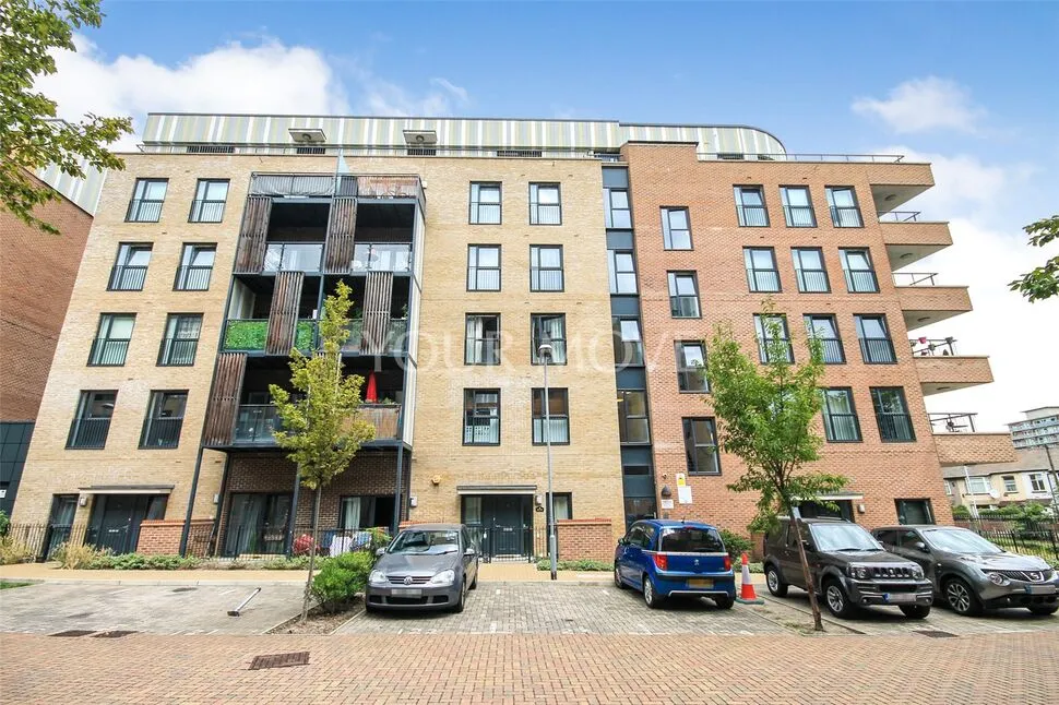 2 bed flat for sale — Maxwell Road, Romford, RM7