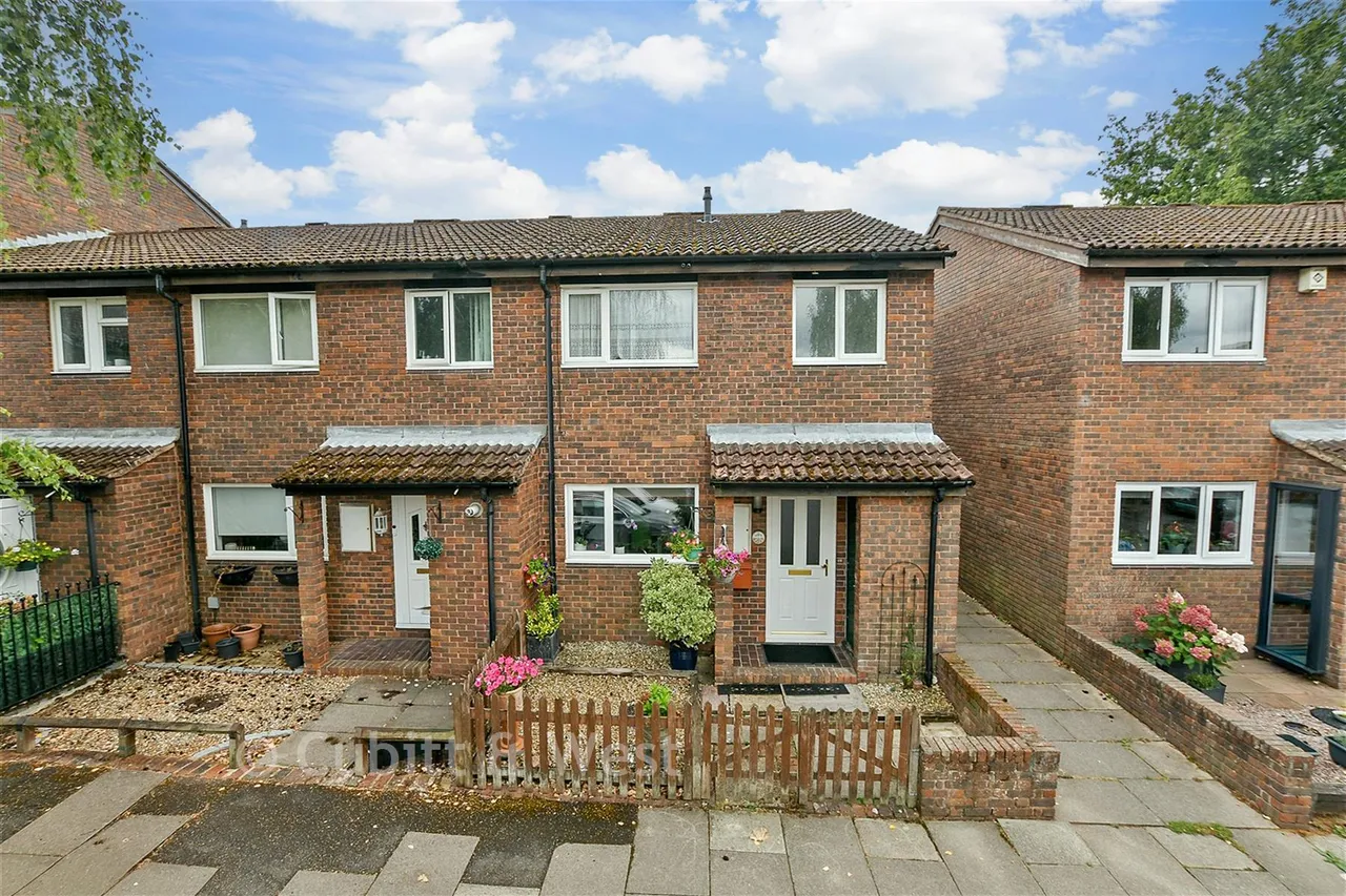 2 bed house for sale, Foxley Close, Redhill, RH1