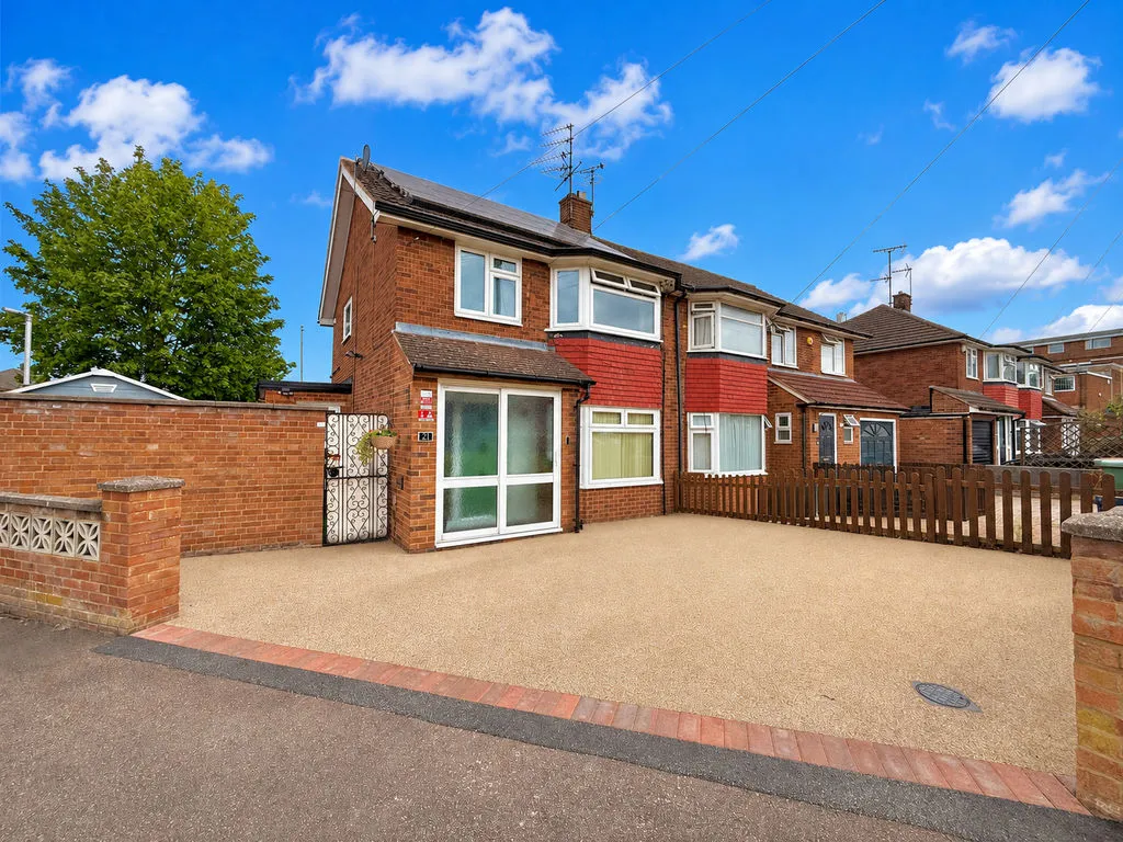 3 bed house for sale — Duncombe Drive, Dunstable LU5 4QZ