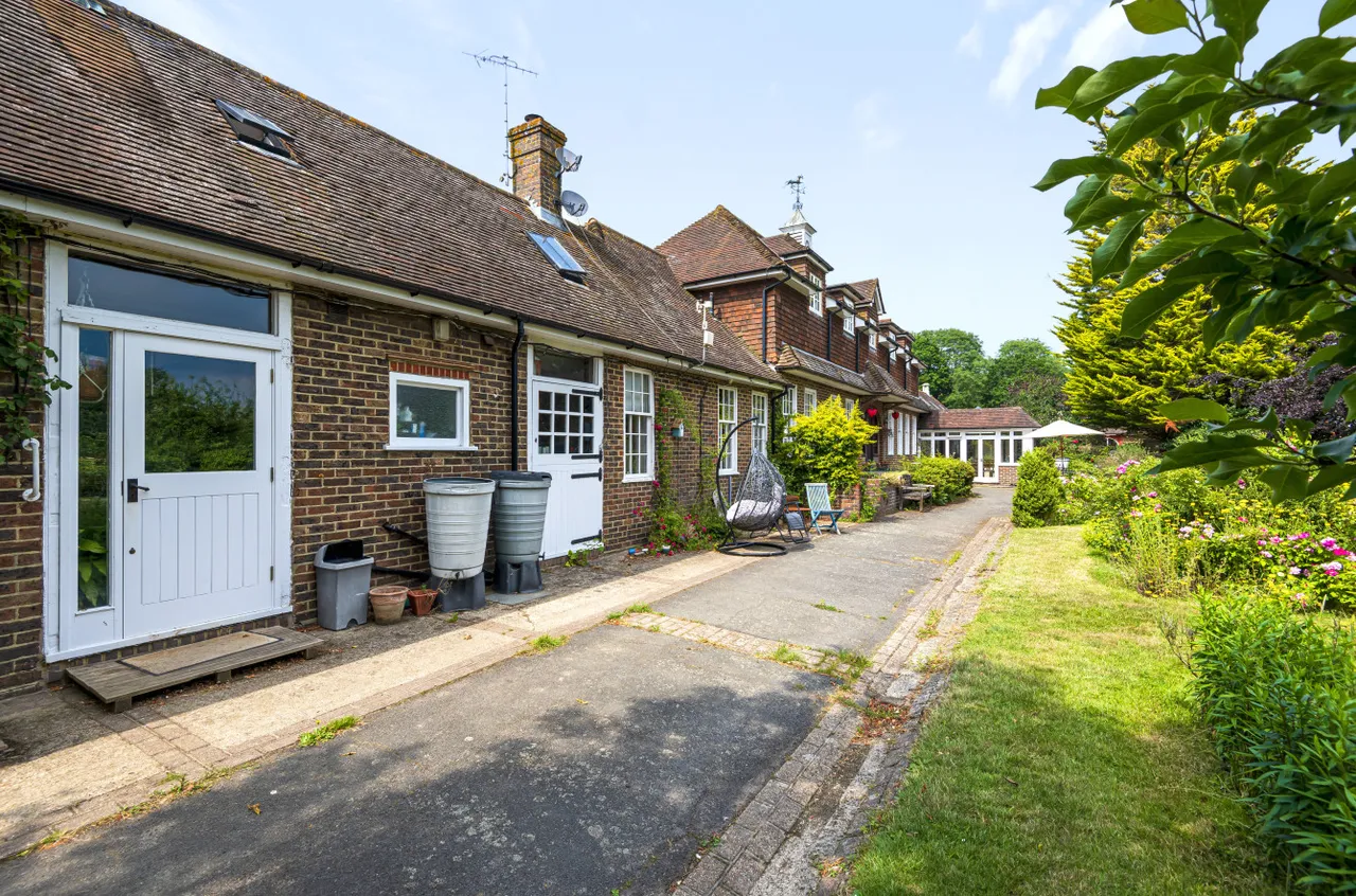 Homestall Lane, Ashurst Wood, East Grinstead, West Sussex, RH19 3PH, photo 32