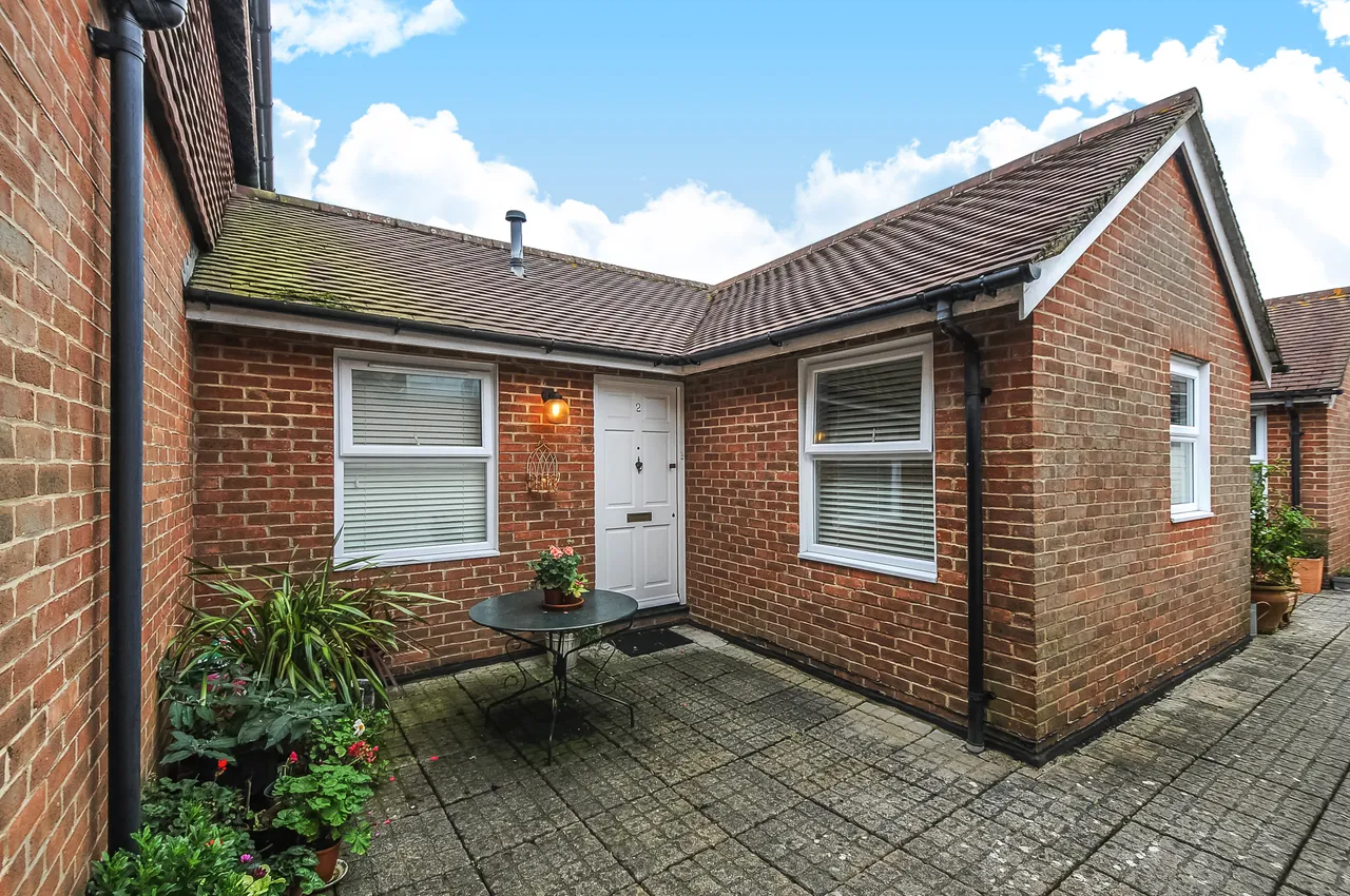 1 bed house to rent — High Street, Lymington, Hampshire, SO41