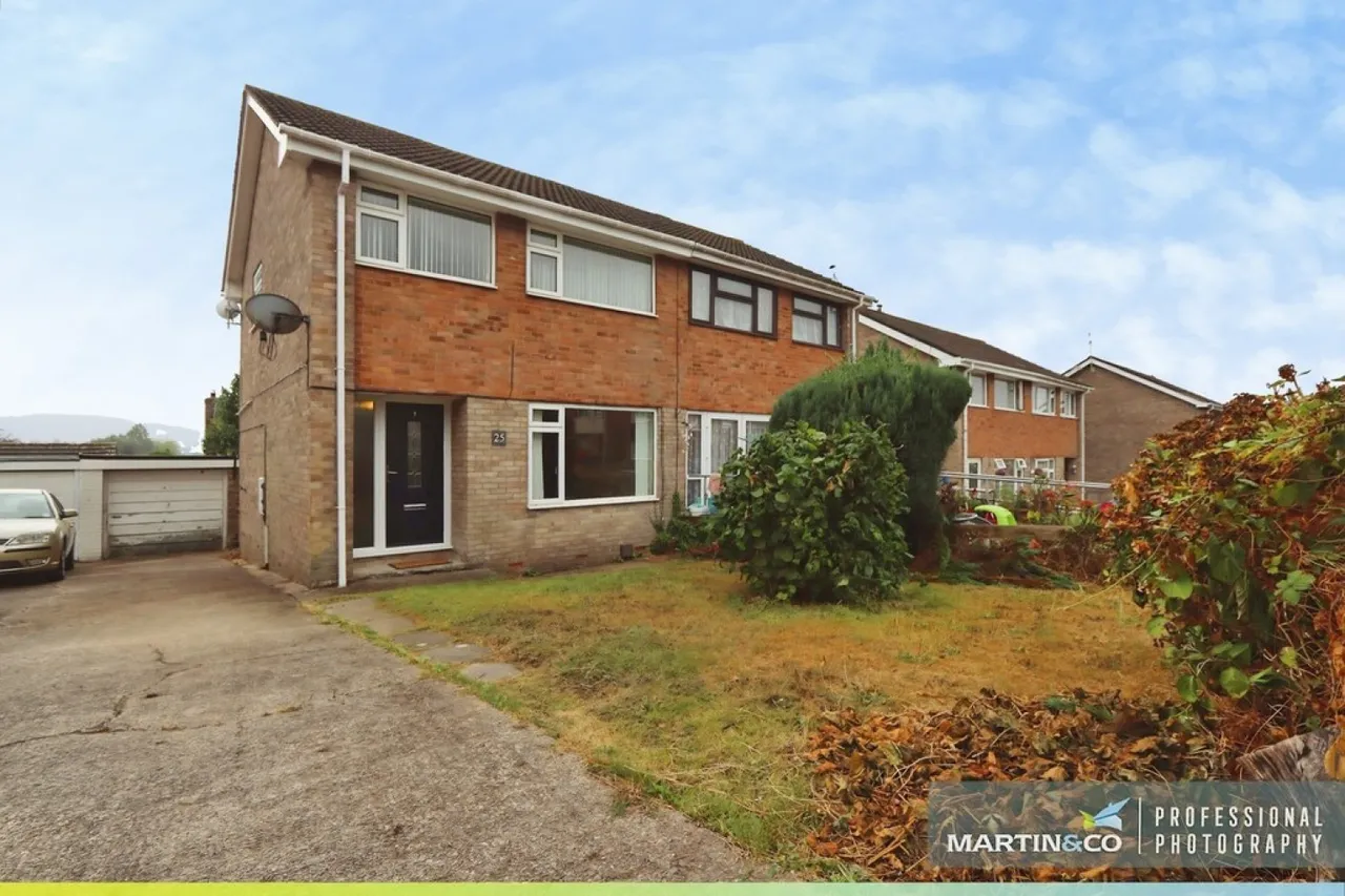 3 bed house for sale — Greenacre Drive, Bedwas