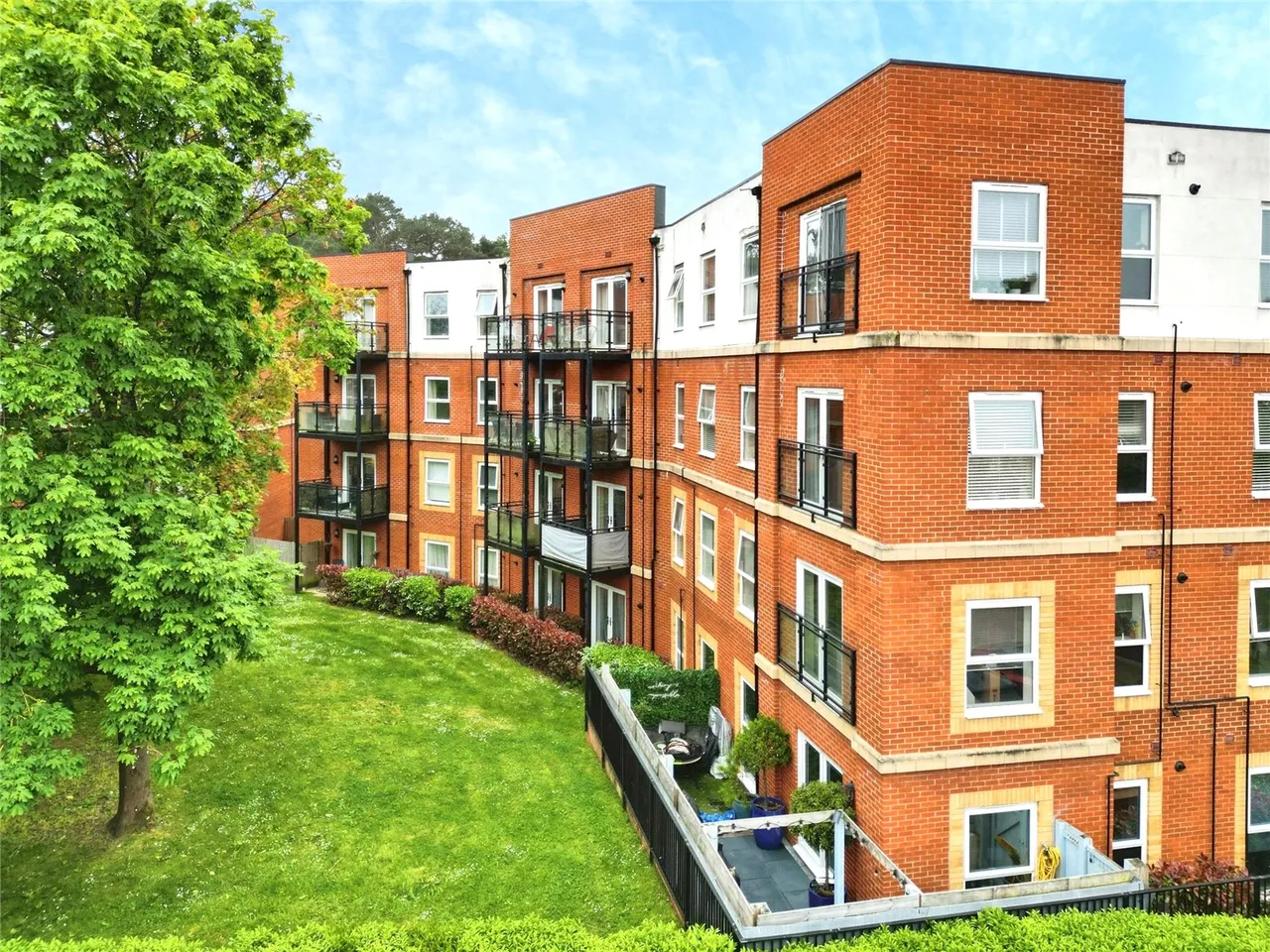 1 bed flat for sale — Edrich Grange, Crowthorne, Berkshire, RG45 7FJ