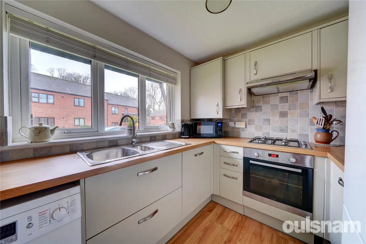 St. Georges Crescent, Droitwich, Worcestershire, WR9 8HJ, photo 2
