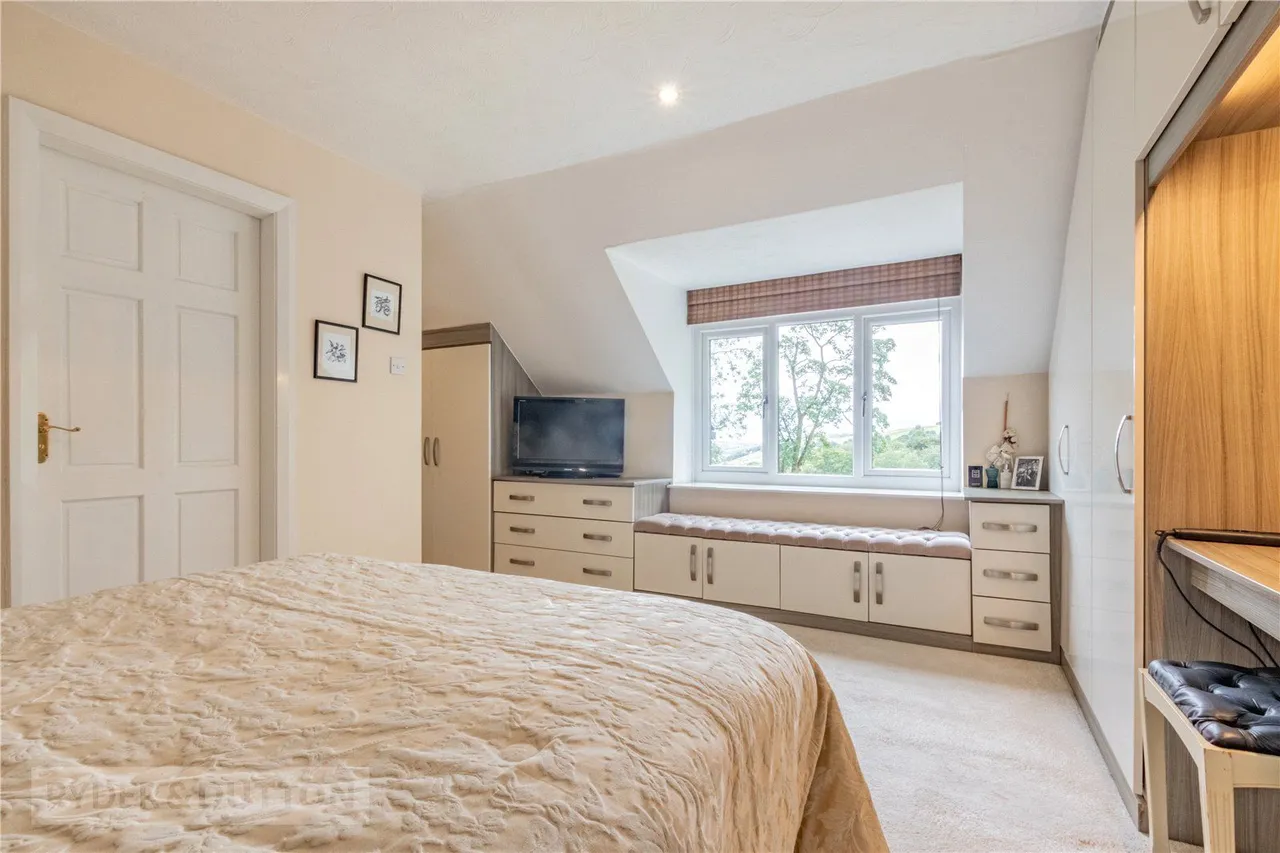 Oldham Road, Grasscroft, OL4, photo 22