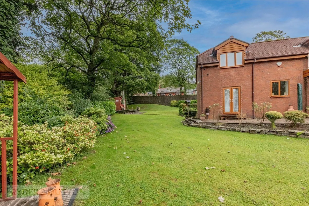 Oldham Road, Grasscroft, OL4, photo 37