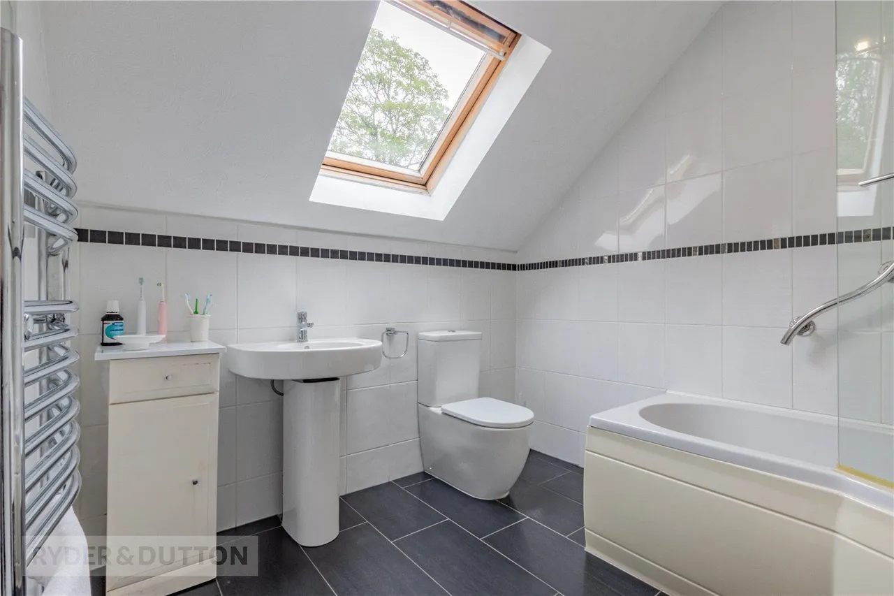 Oldham Road, Grasscroft, OL4, photo 14