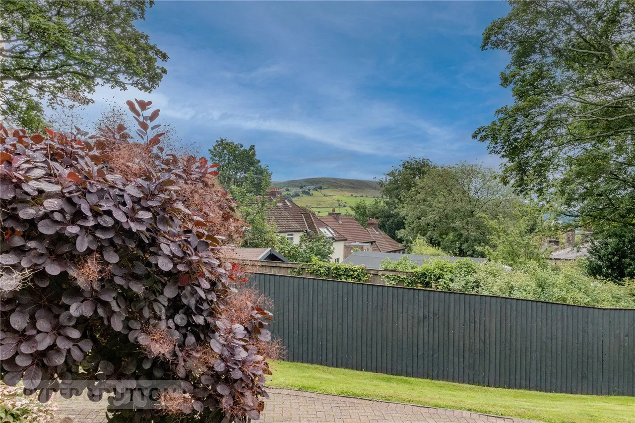 Oldham Road, Grasscroft, OL4, photo 32