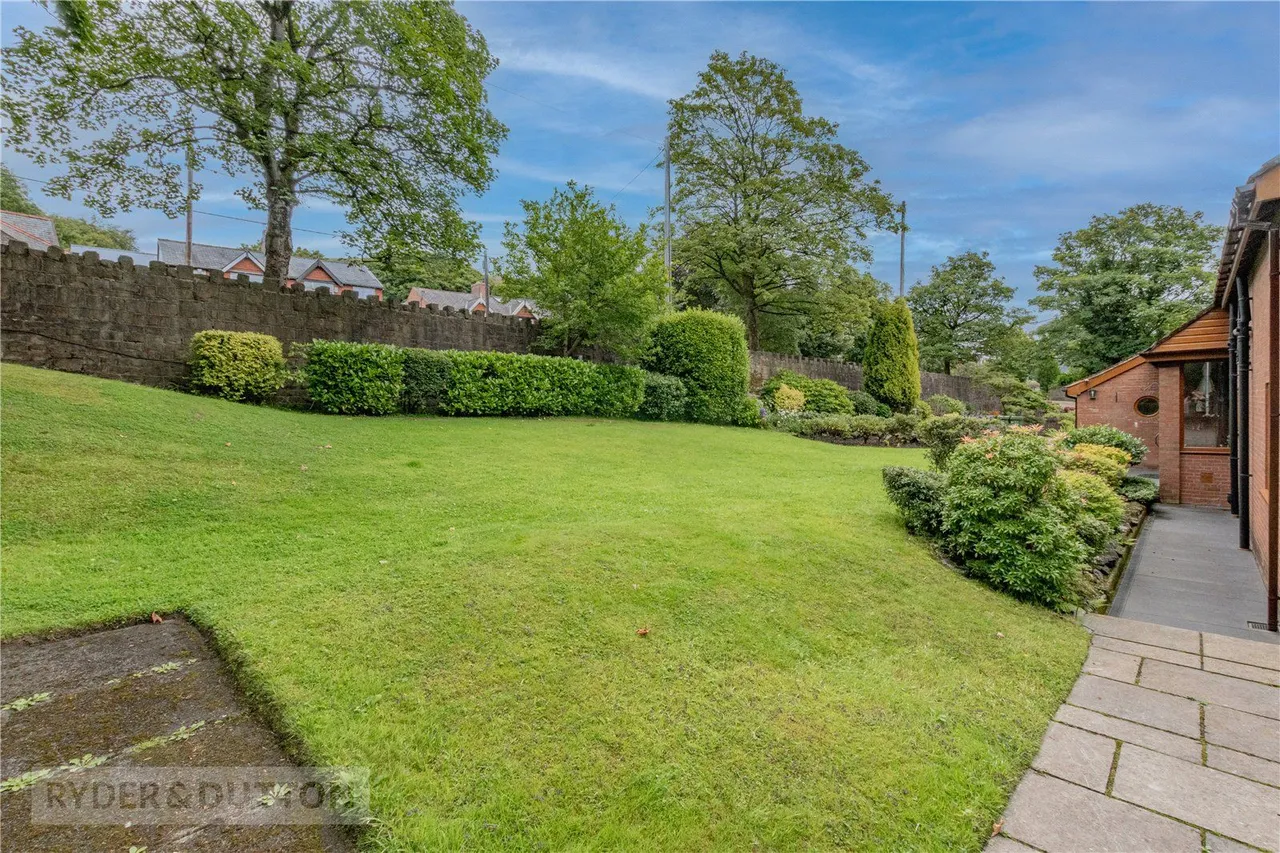Oldham Road, Grasscroft, OL4, photo 4