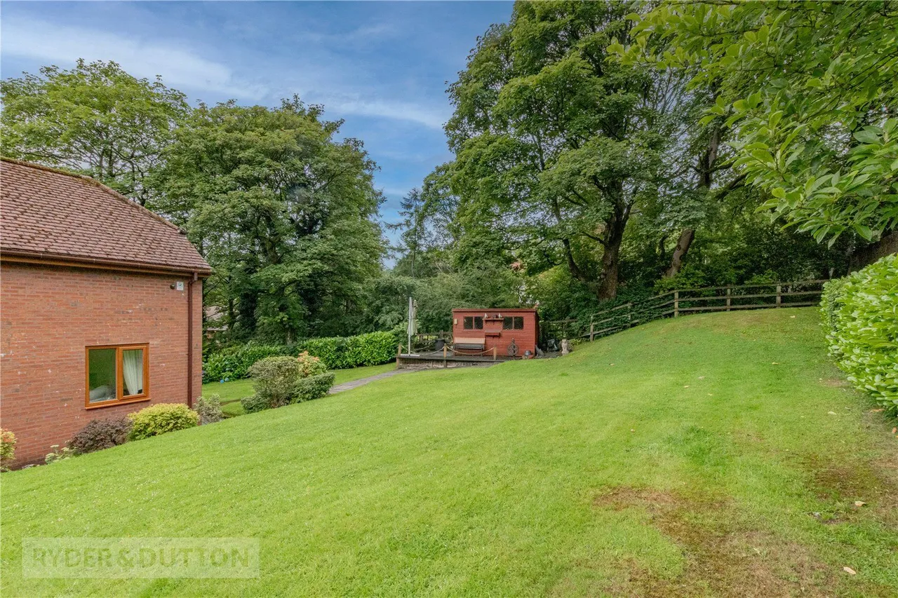Oldham Road, Grasscroft, OL4, photo 36