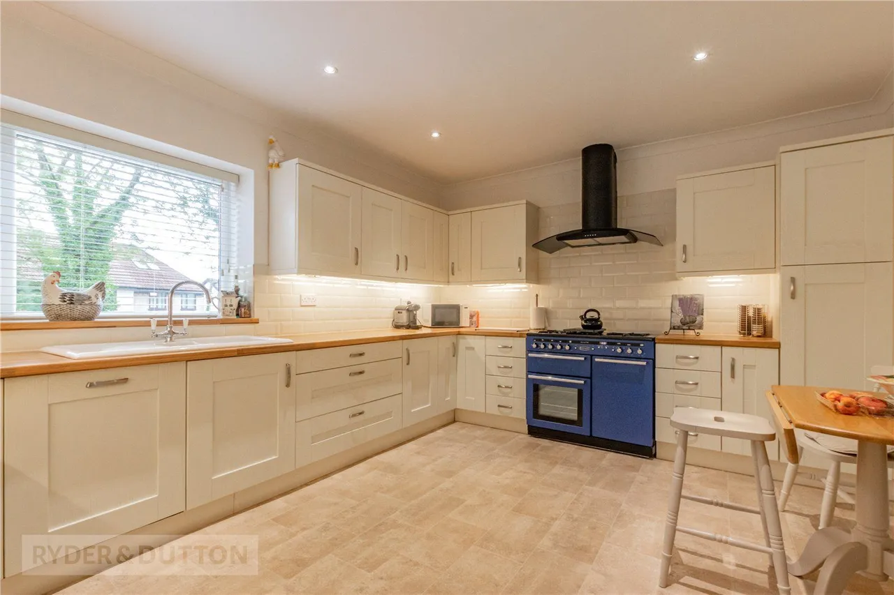 Oldham Road, Grasscroft, OL4, photo 10