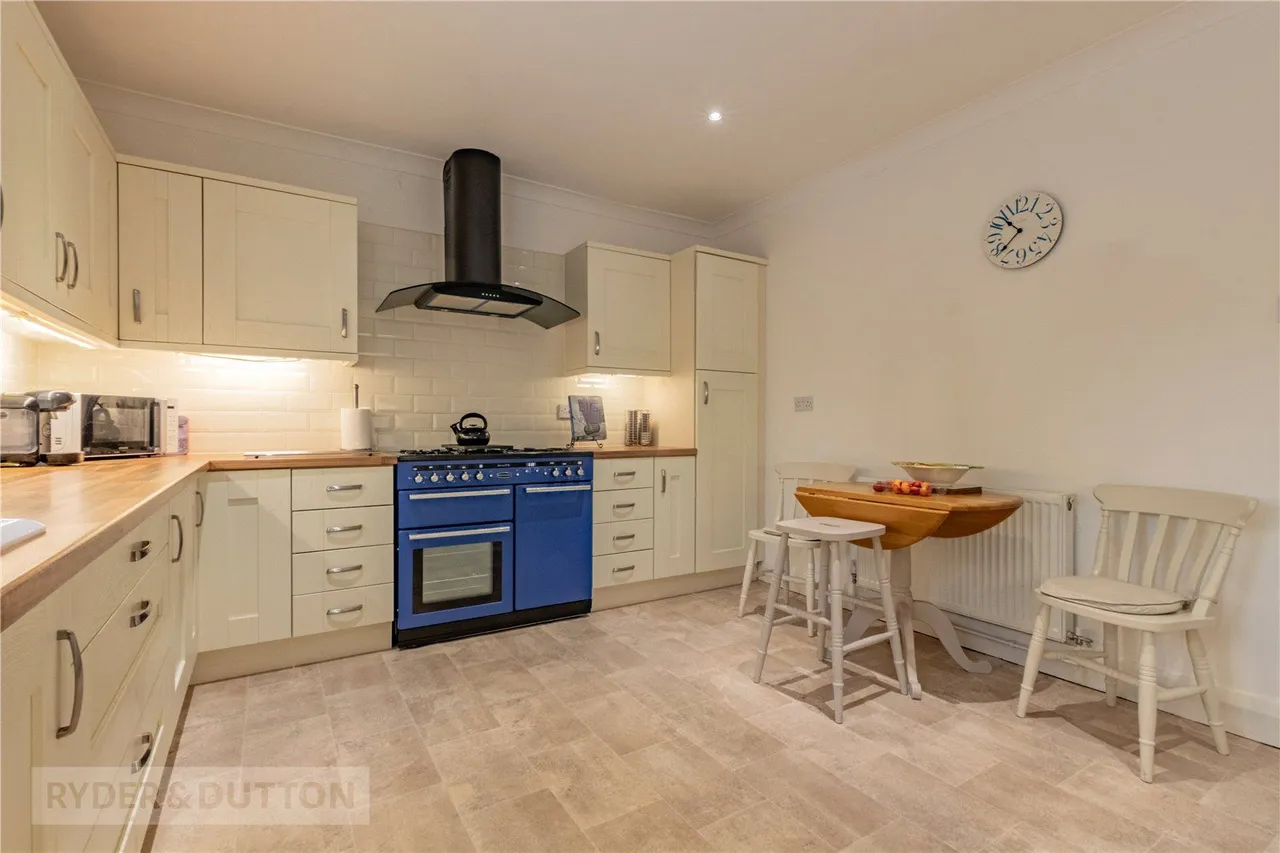 Oldham Road, Grasscroft, OL4, photo 11