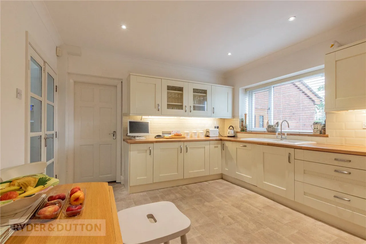 Oldham Road, Grasscroft, OL4, photo 9