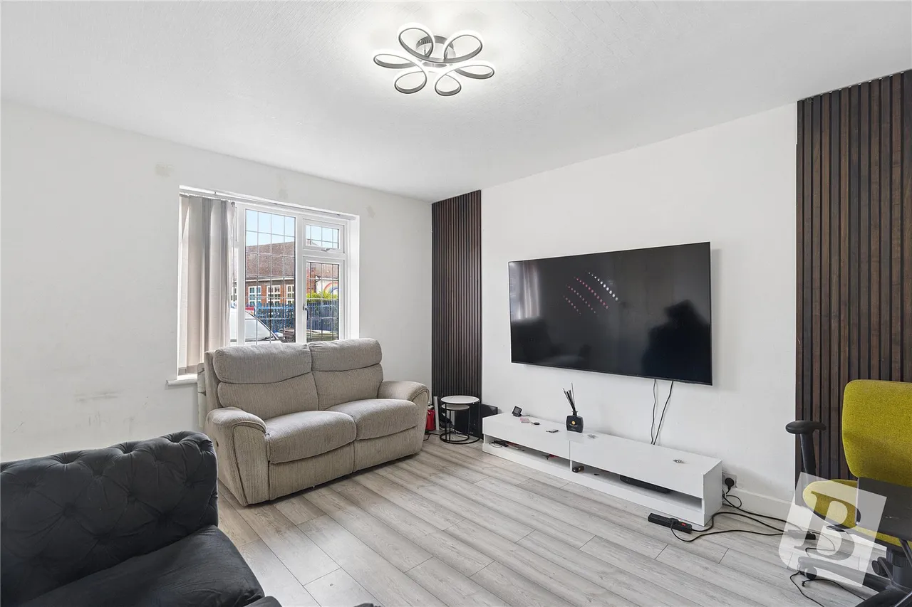 Rowdowns Road, Dagenham, RM9, photo 2