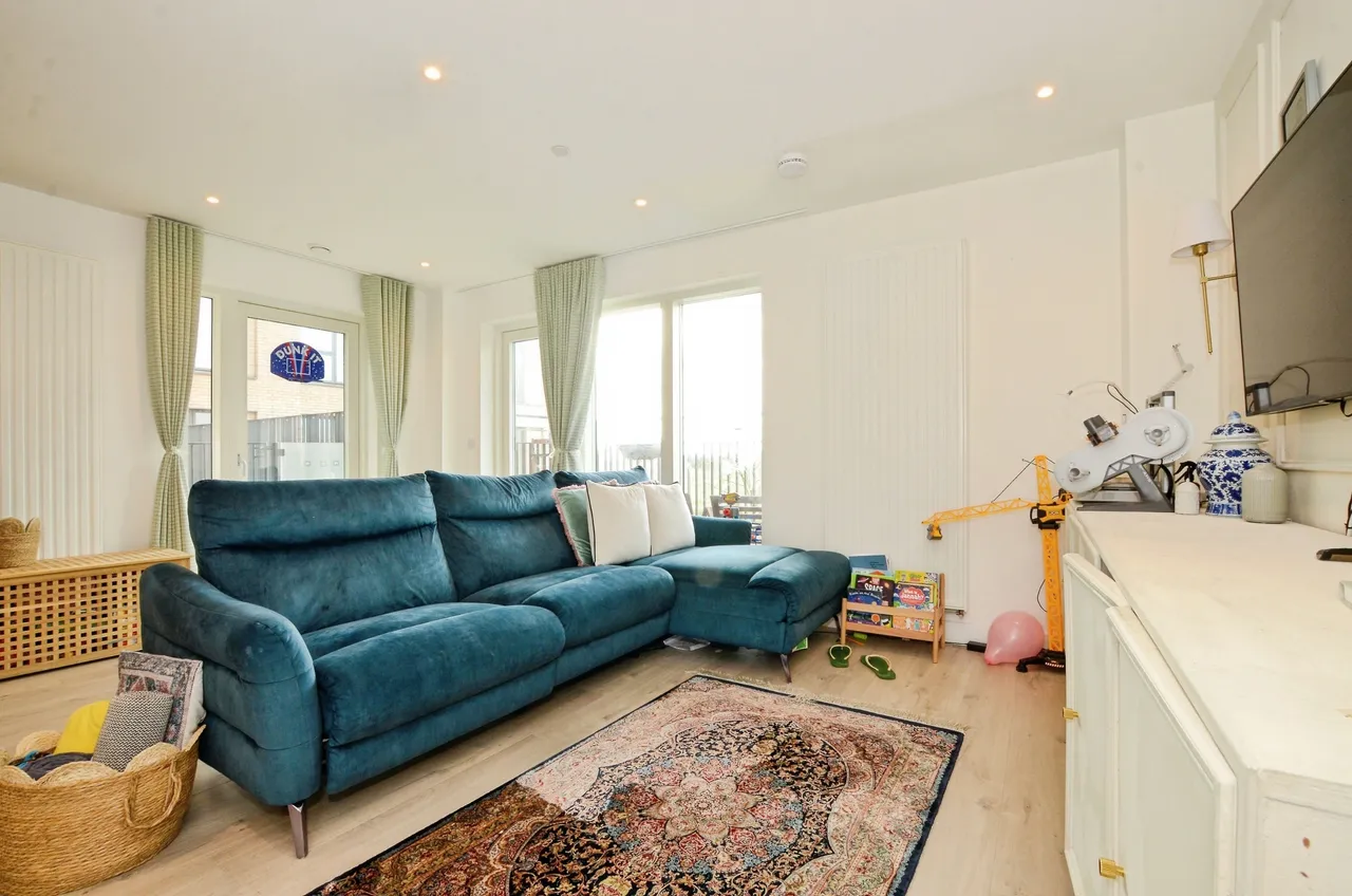 Aerial Square, London, NW9, photo 3