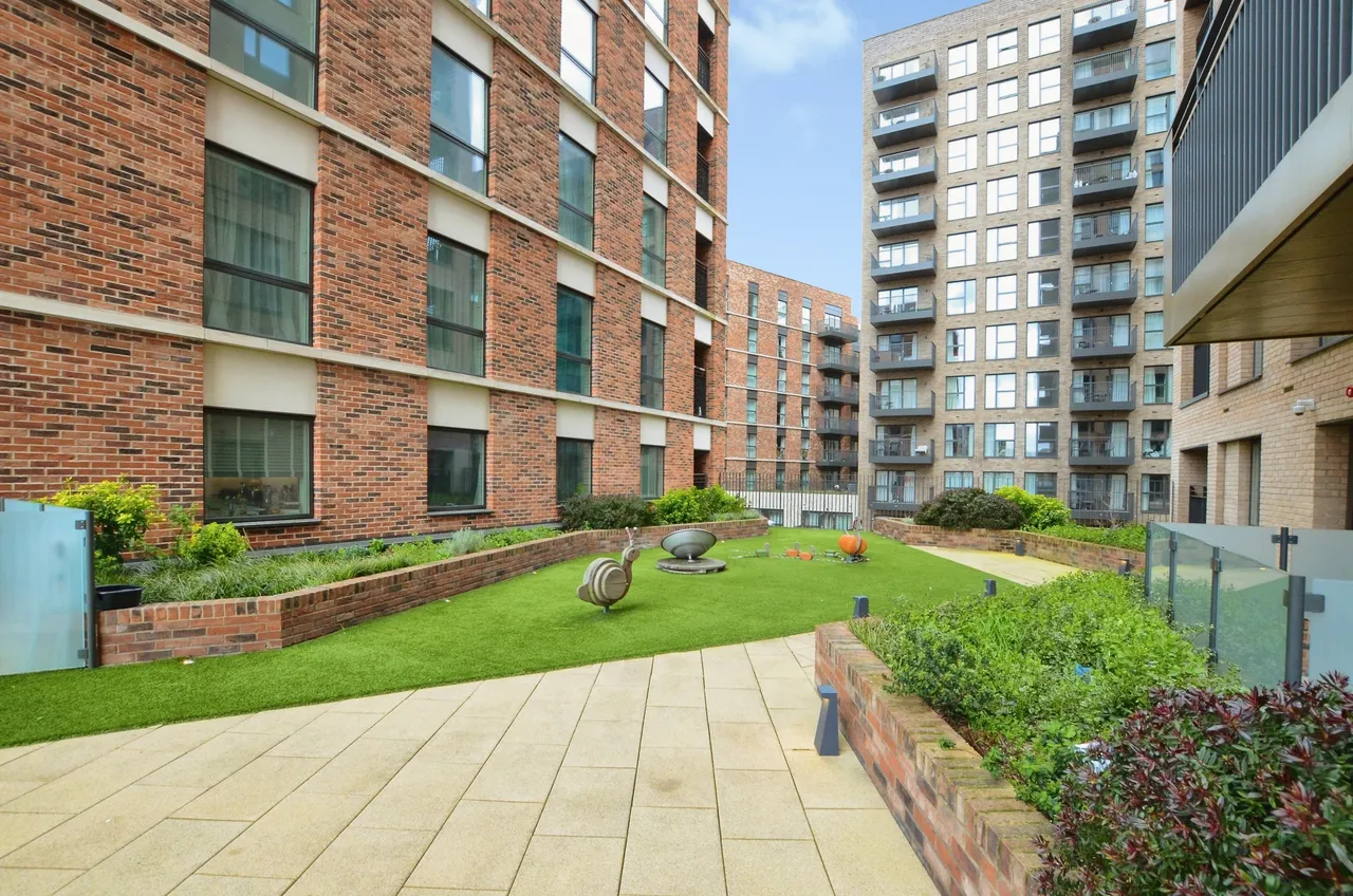 Aerial Square, London, NW9, photo 16