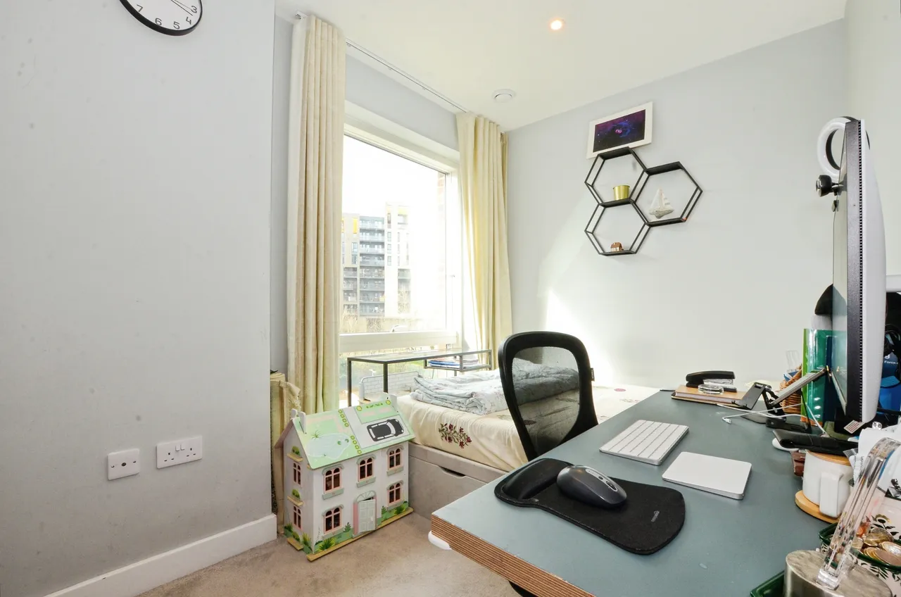 Aerial Square, London, NW9, photo 11