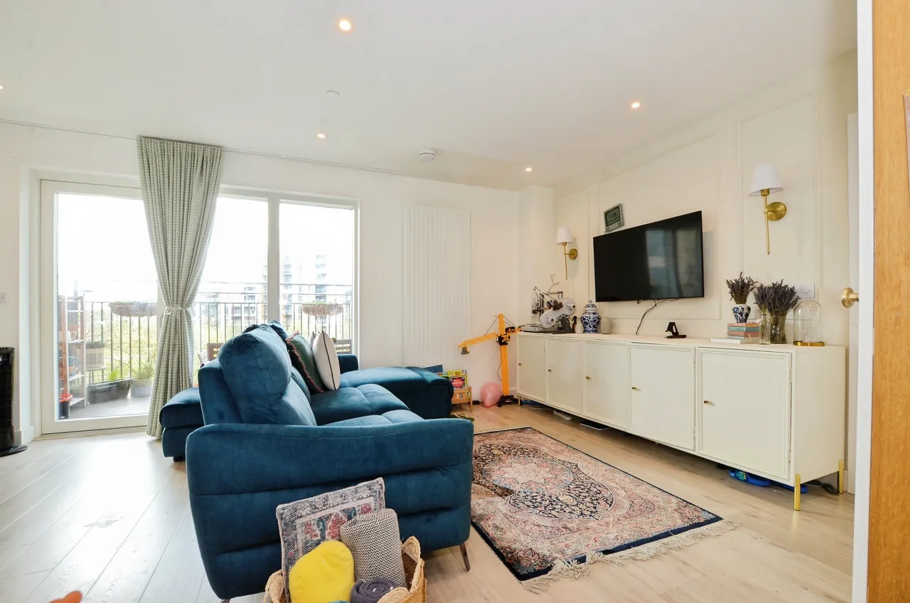 2 bed flat for sale, Aerial Square, London, NW9
