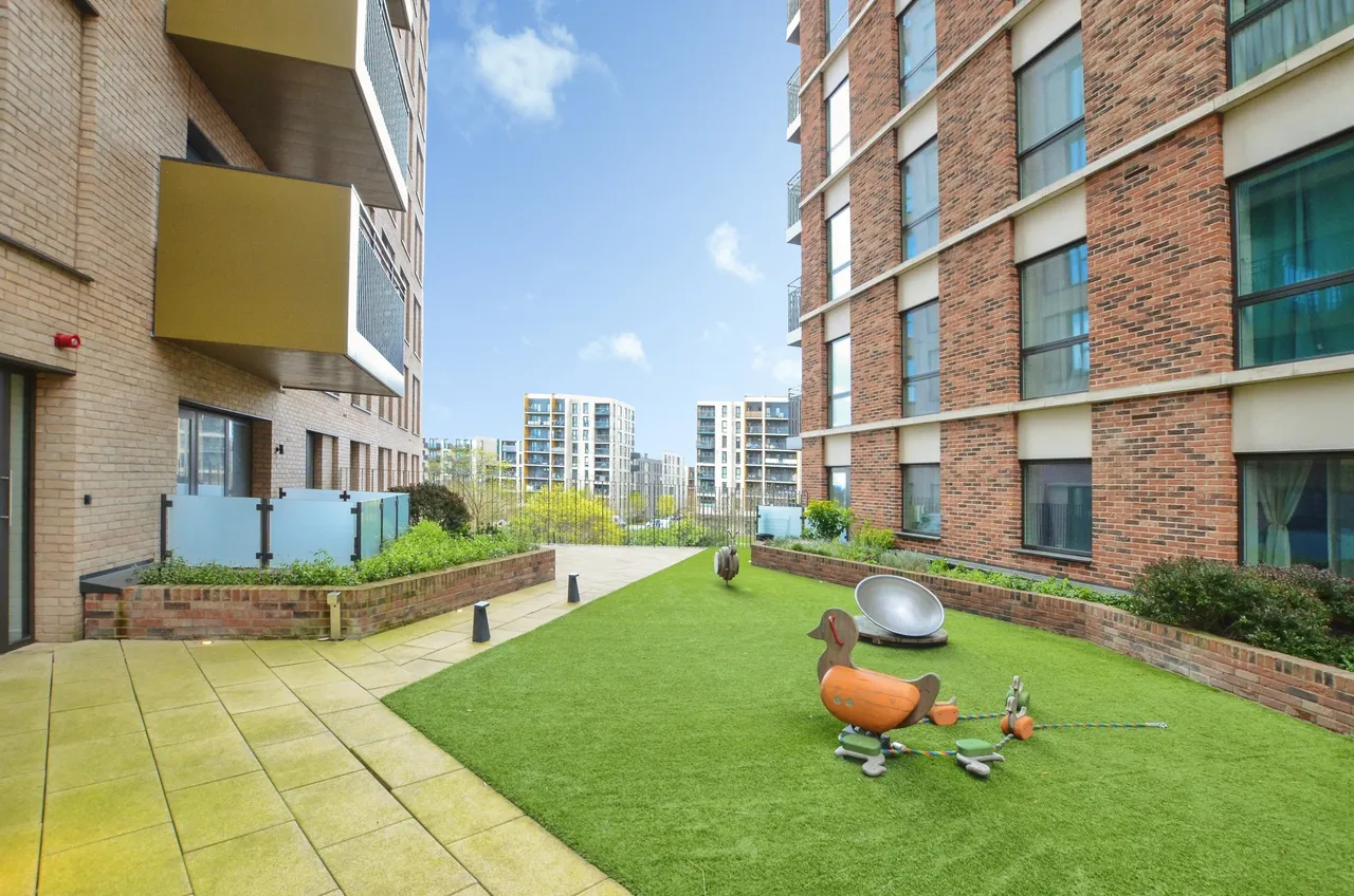 Aerial Square, London, NW9, photo 15