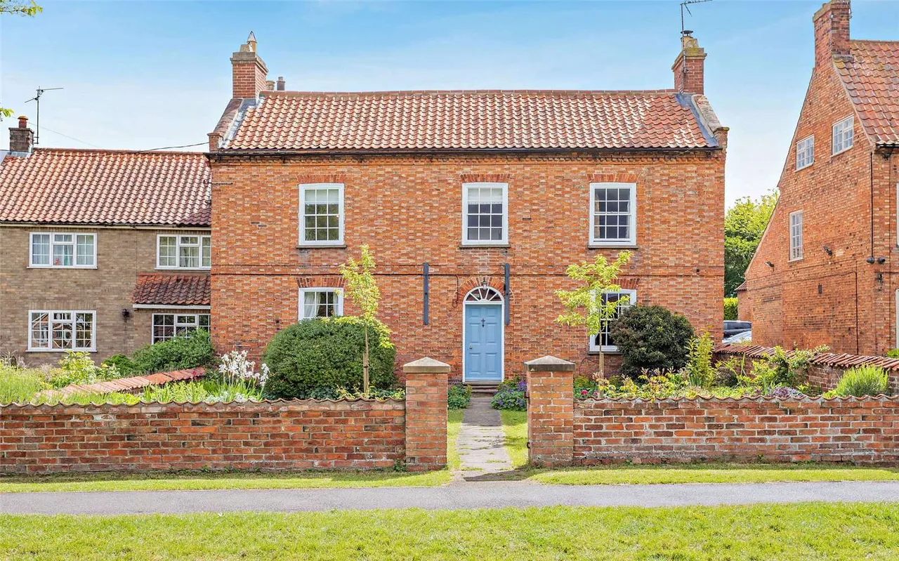 4 bed house for sale — Main Road, Long Bennington, Newark, Lincolnshire, NG23 5DJ