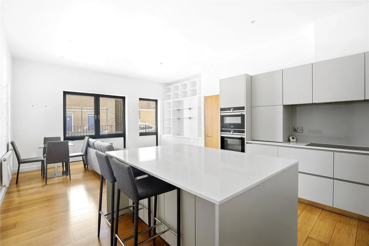 2 bed flat to rent, North Tenter Street, London, E1